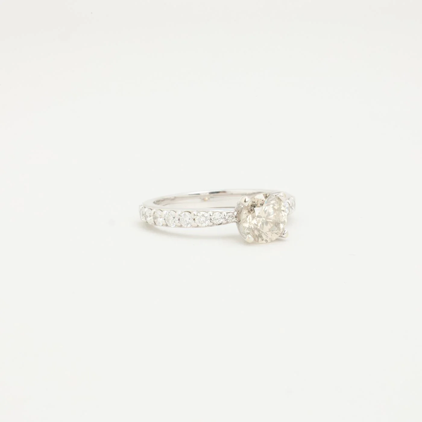 Solitärring med pavéaxlar i 18K vitt guld, med diamant (1.39 ct), Strl. 15.6 - 15.9 / Strl. 49 - 50 - Image 2
