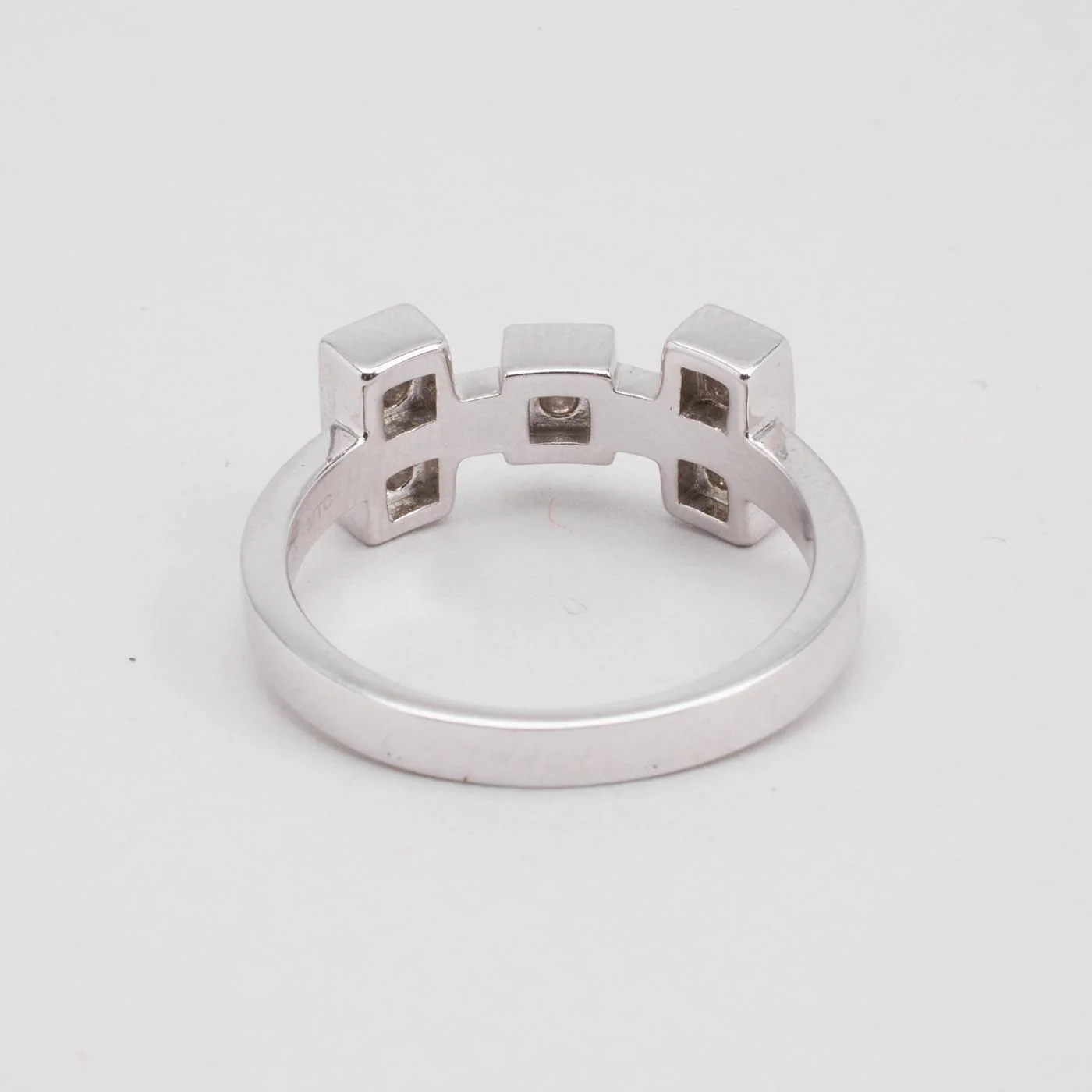 Geometrisk ring med diamant (0.075 ct) i 14K vitt guld strl. 17.2 / strl. 54 - Image 4