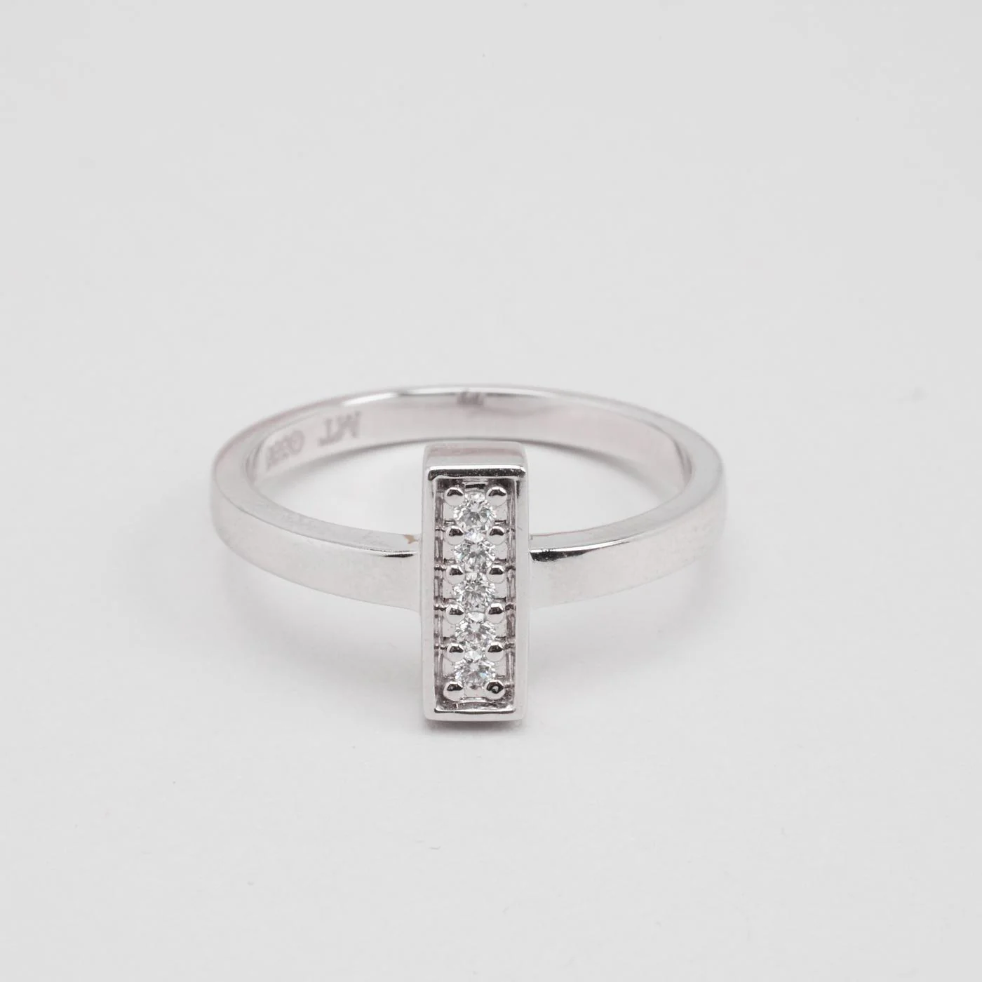Geometrisk ring med diamant (0.075 ct) i 14K vitt guld strl. 17.2 / strl. 54