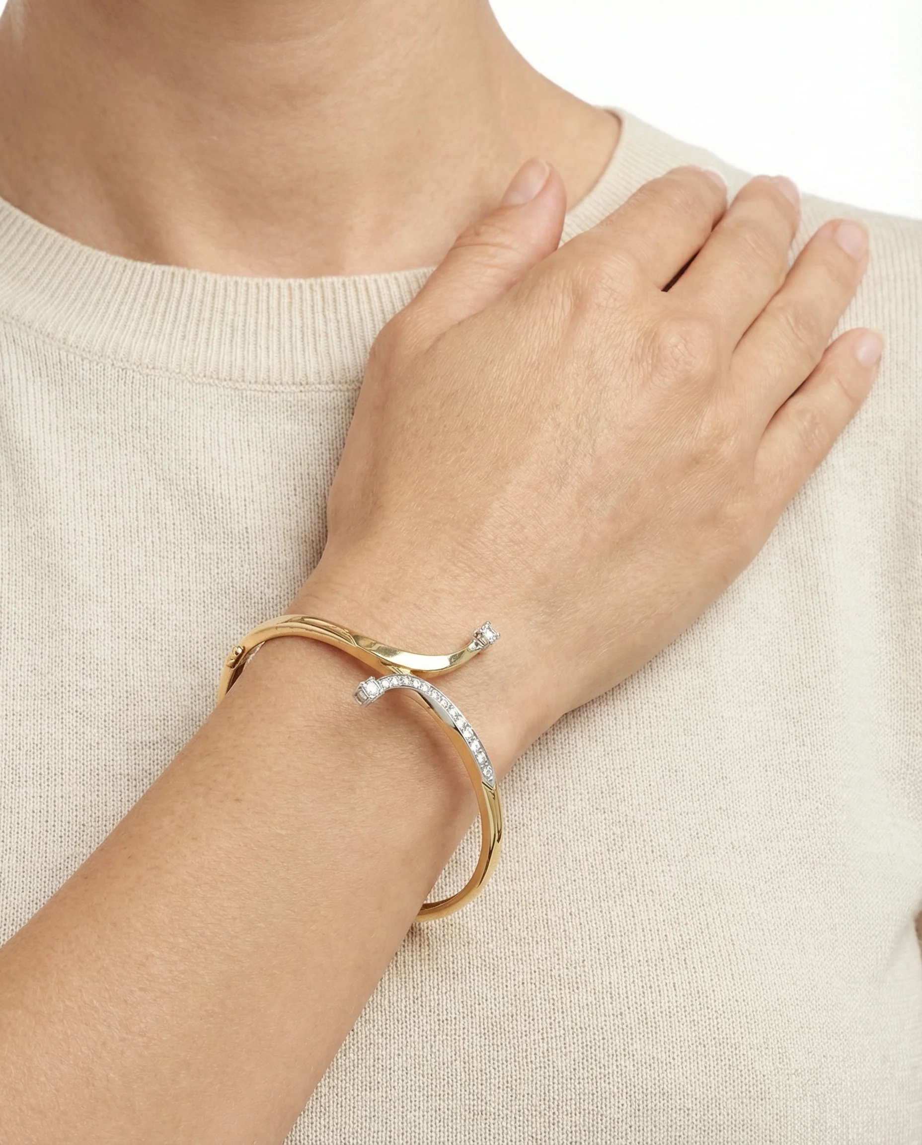 Armring med lås med diamant (0.9 ct) i 14K guld och vitt guld, 5.7 cm, 16 g