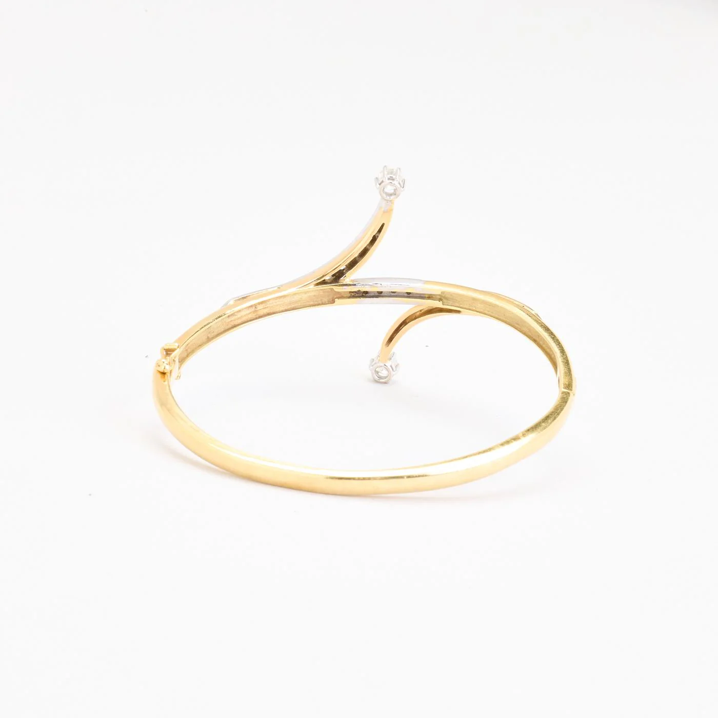 Armring med lås med diamant (0.9 ct) i 14K guld och vitt guld, 5.7 cm, 16 g - Image 3