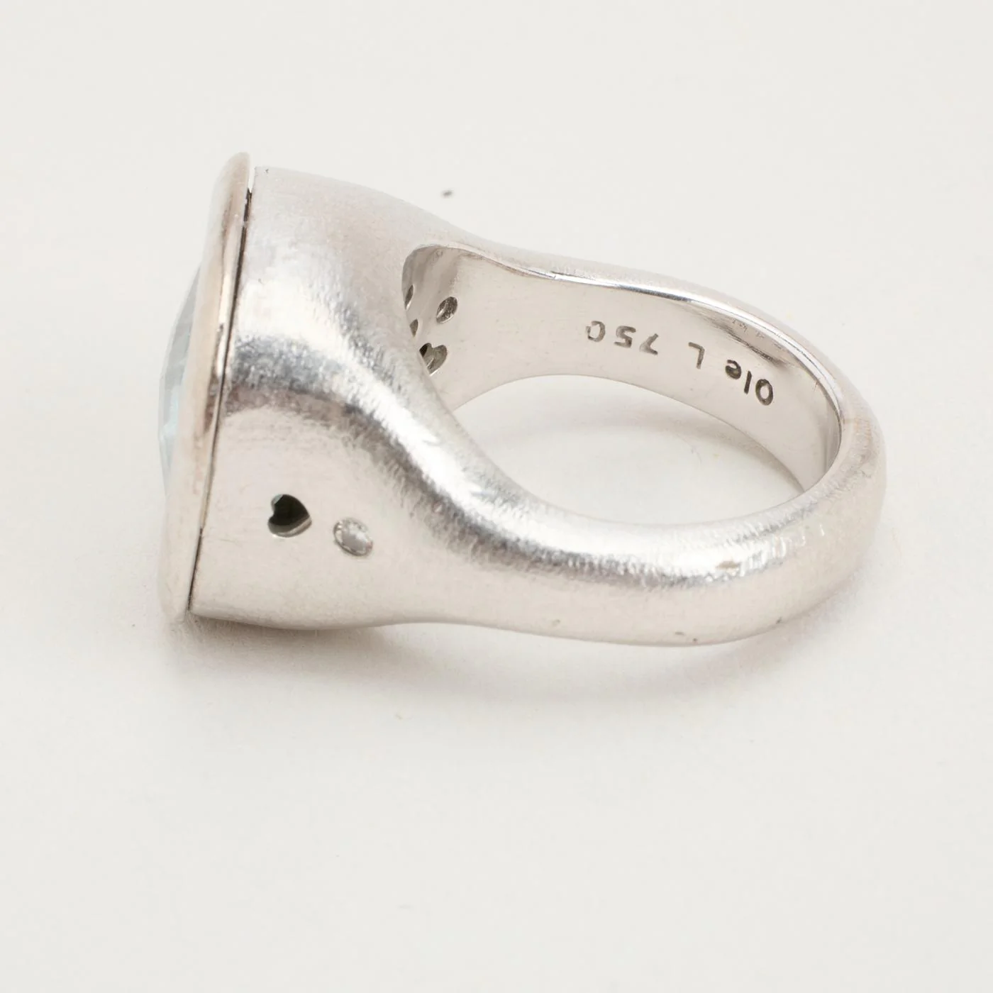 Ole Lynggaard Cushion solitaire-sculptural head ring i 18K vitt guld med akvamarin och diamant (0.01 ct), strl. 16.9 / strl. 53 - Image 5