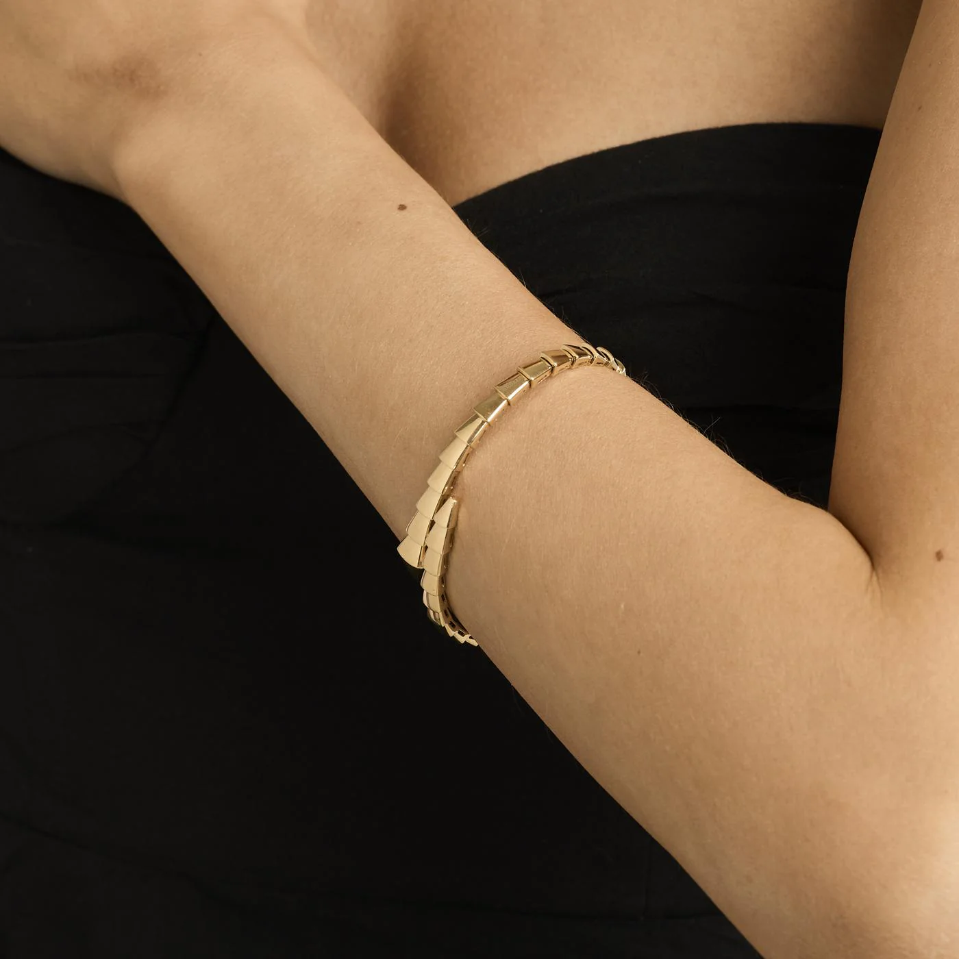 Bvlgari Serpenti Viper öppen armring i 18K guld, 5.6 cm, 23.4 g