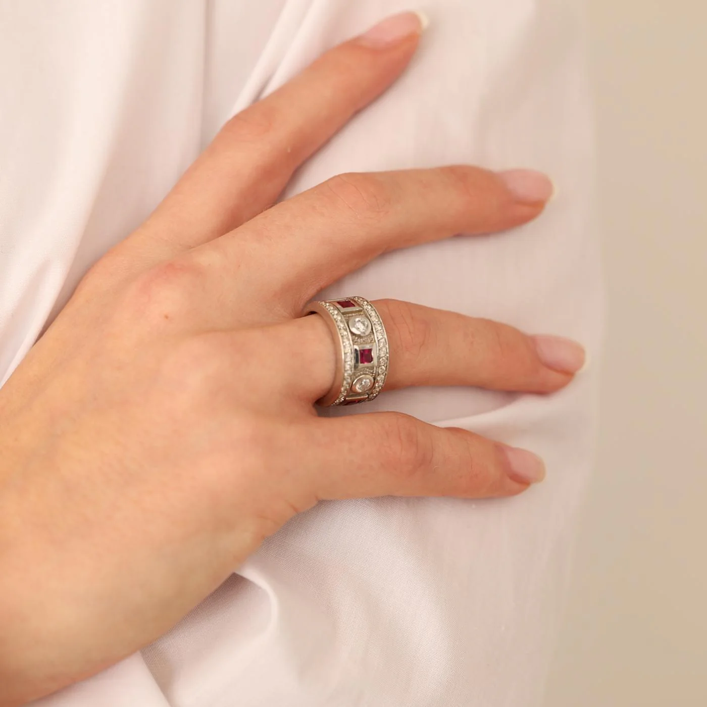 Band med diamant (0.81 ct) i 14K vitt guld med en rubin strl. 16.2 / strl. 51