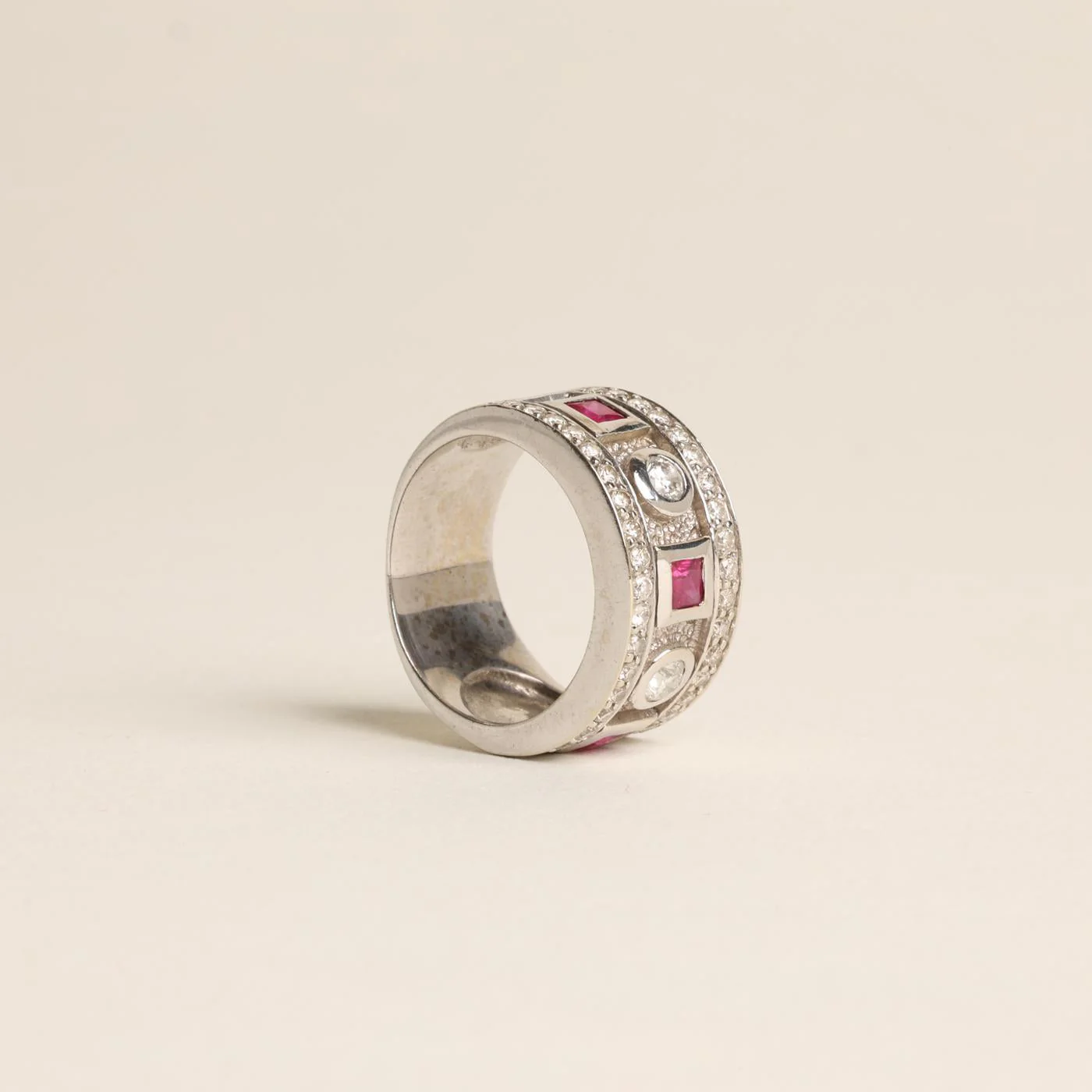 Band med diamant (0.81 ct) i 14K vitt guld med en rubin strl. 16.2 / strl. 51 - Image 3