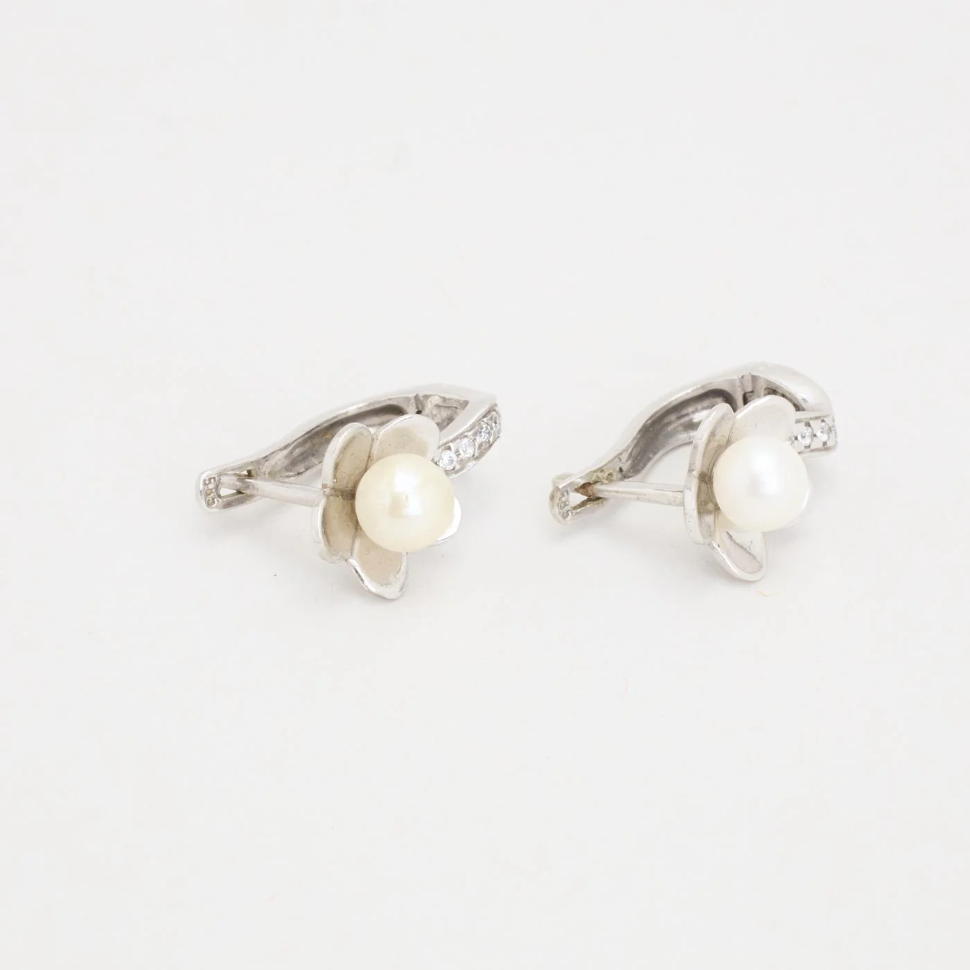 Örhängen i 14K vitguld, blommotiv med vita pärlor och tio runda vita zirkonior, omega-lås - Image 3