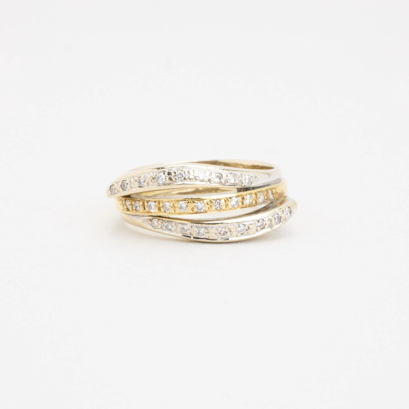 Crossover ring i 18K guld och vitt guld, med diamanter (0.14 ct), Str. 52