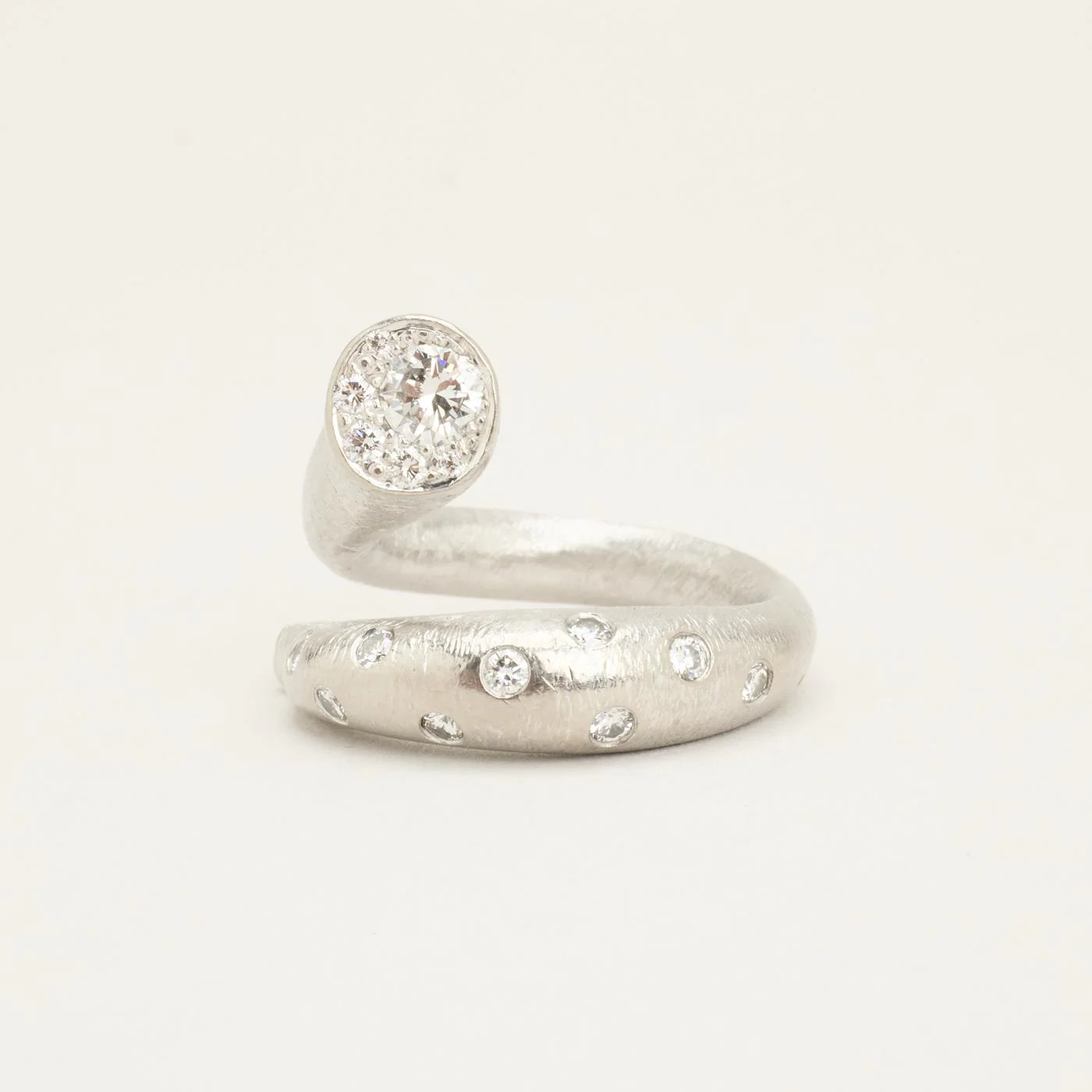 Crossoverring med diamant (0.43 ct) i 18K vitt guld strl. 16.6 - 16.9 / strl. 52 - 53