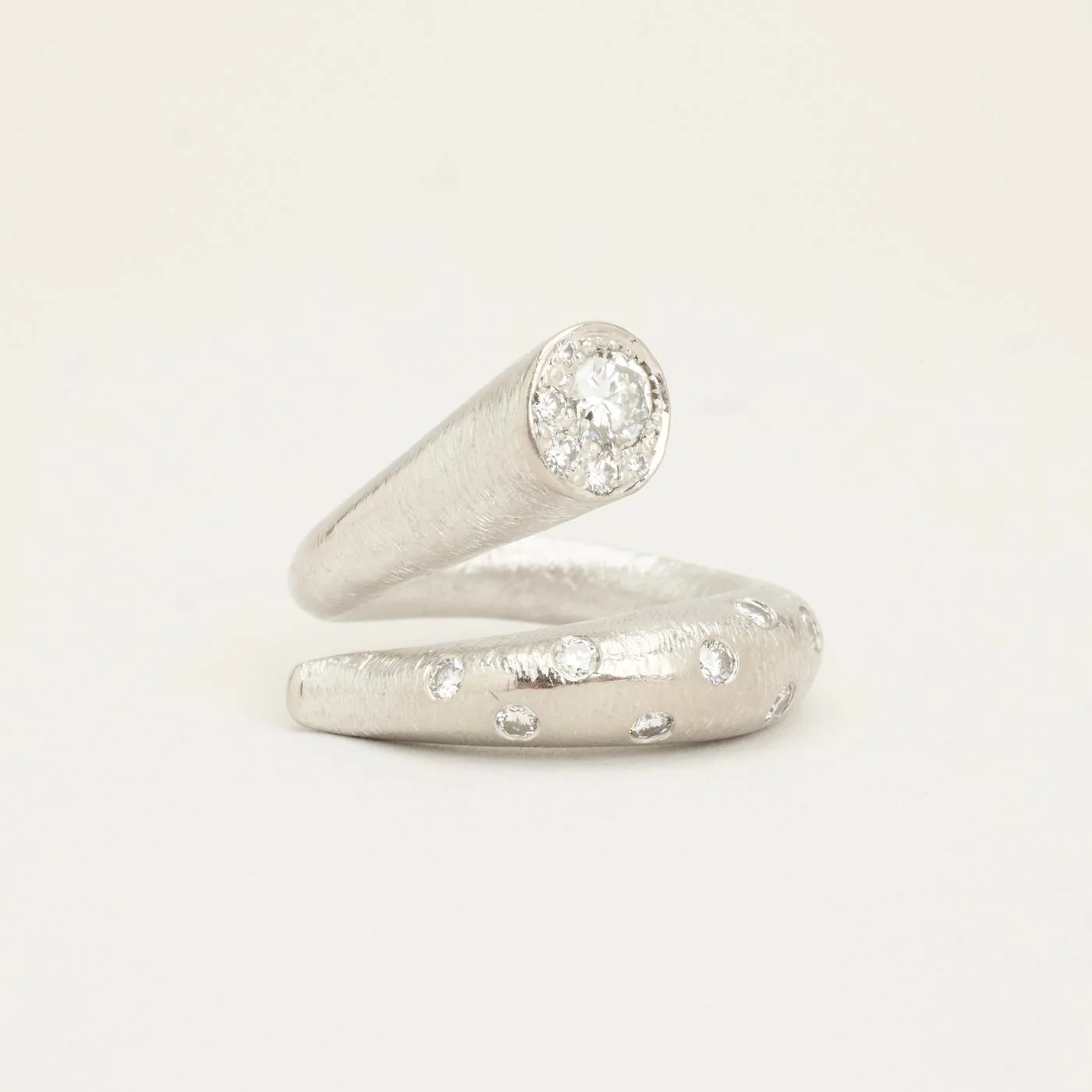 Crossoverring med diamant (0.43 ct) i 18K vitt guld strl. 16.6 - 16.9 / strl. 52 - 53 - Image 3