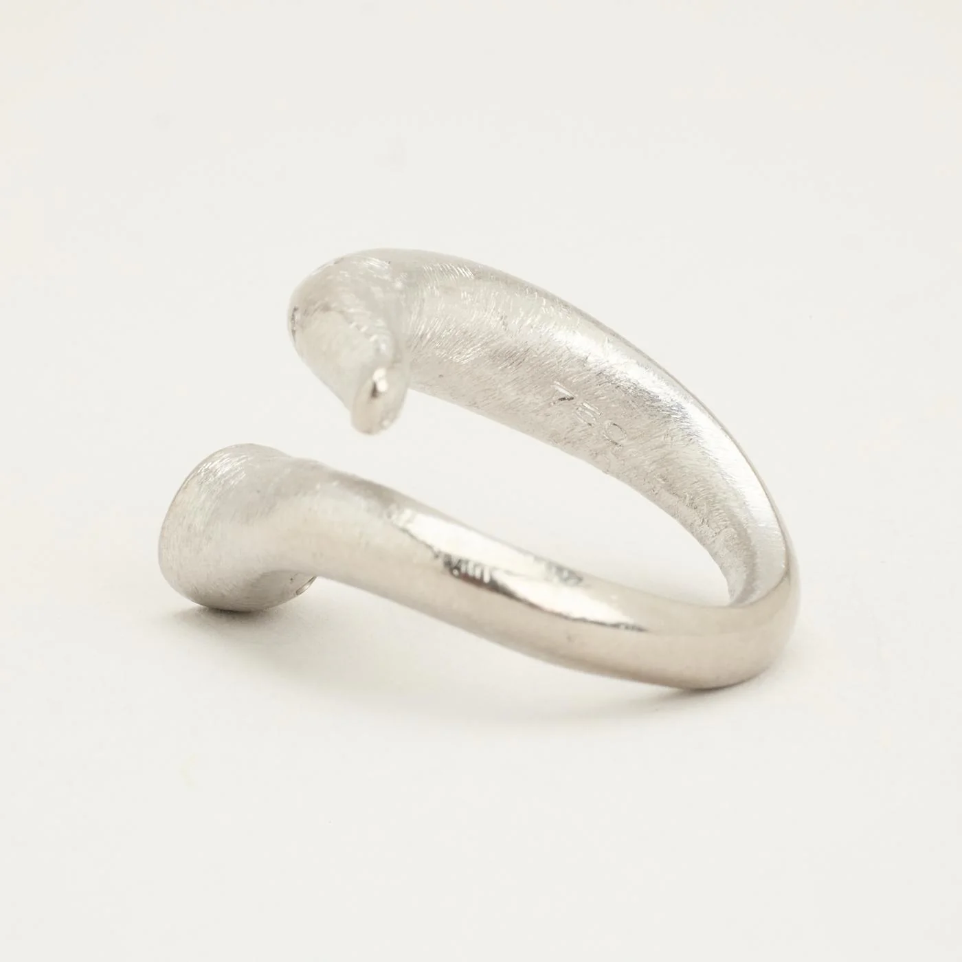 Crossoverring med diamant (0.43 ct) i 18K vitt guld strl. 16.6 - 16.9 / strl. 52 - 53 - Image 4