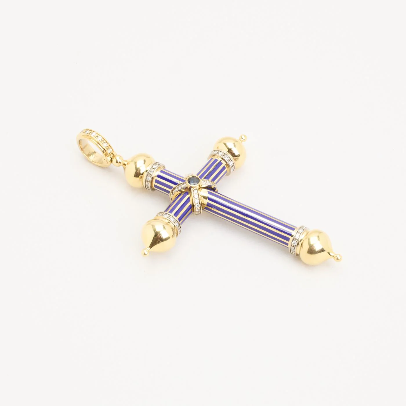 Kors med diamant (0.55 ct) i 18K guld med en emalj och safir, 7.5 cm, 29.07 g