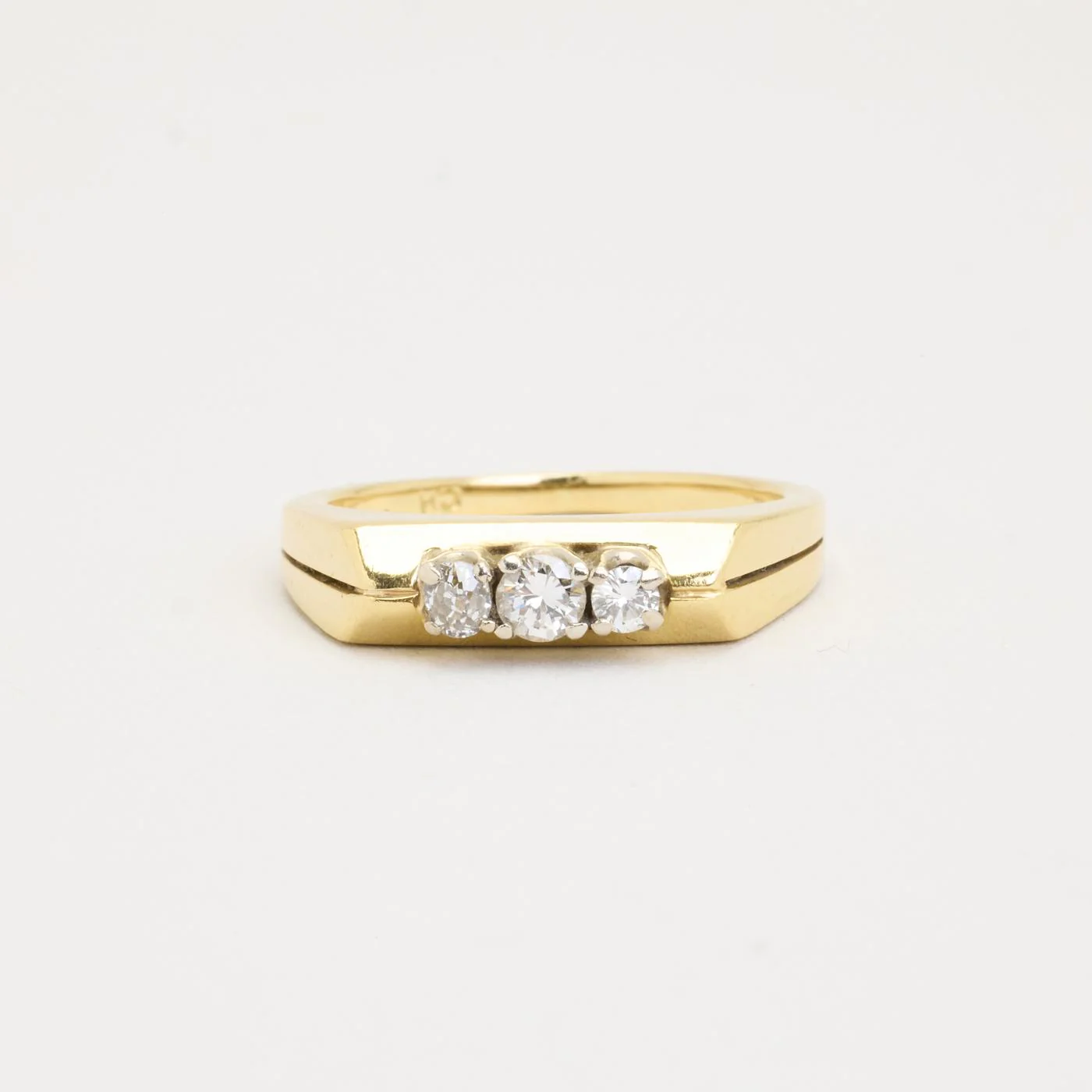 Geometrisk alliansring med diamant (0.25 ct) i 18K guld strl. 16.9 / strl. 53