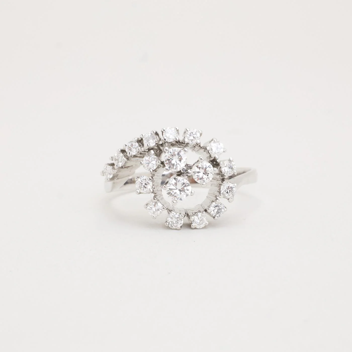 Cluster ring i 14K vitt guld med diamanter (0.85 ct), Str. 63