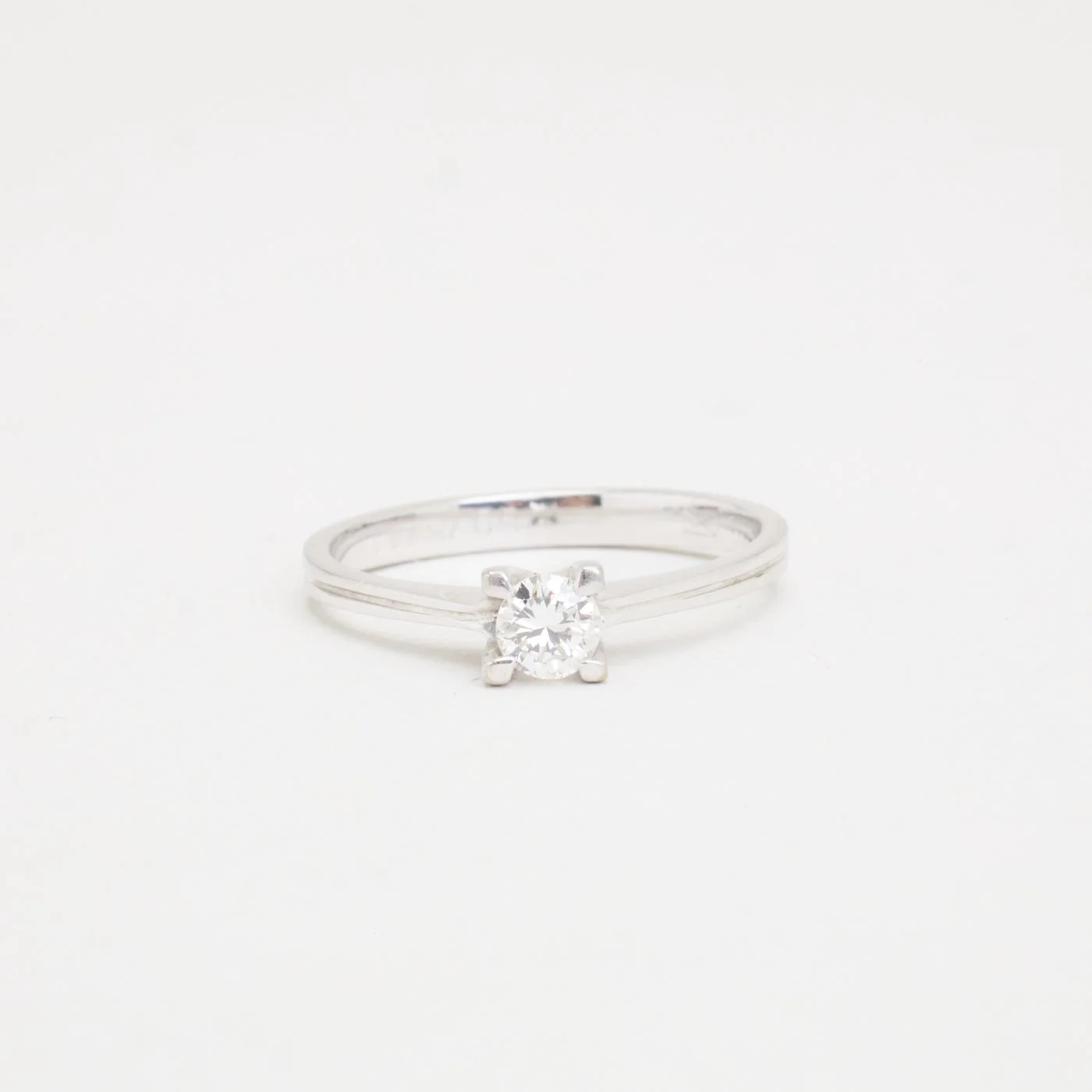 Solitärring i 14K vitt guld med diamant (0,24 ct), Strl. 16.9 / Strl. 53