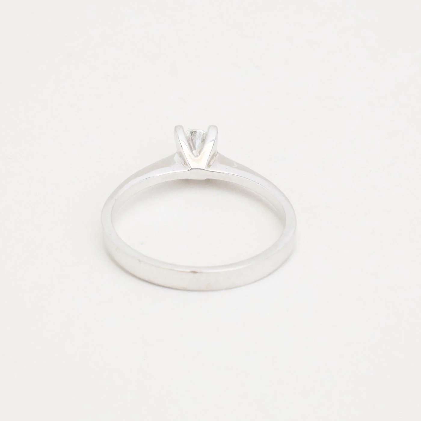 Solitärring i 14K vitt guld med diamant (0,24 ct), Strl. 16.9 / Strl. 53 - Image 4