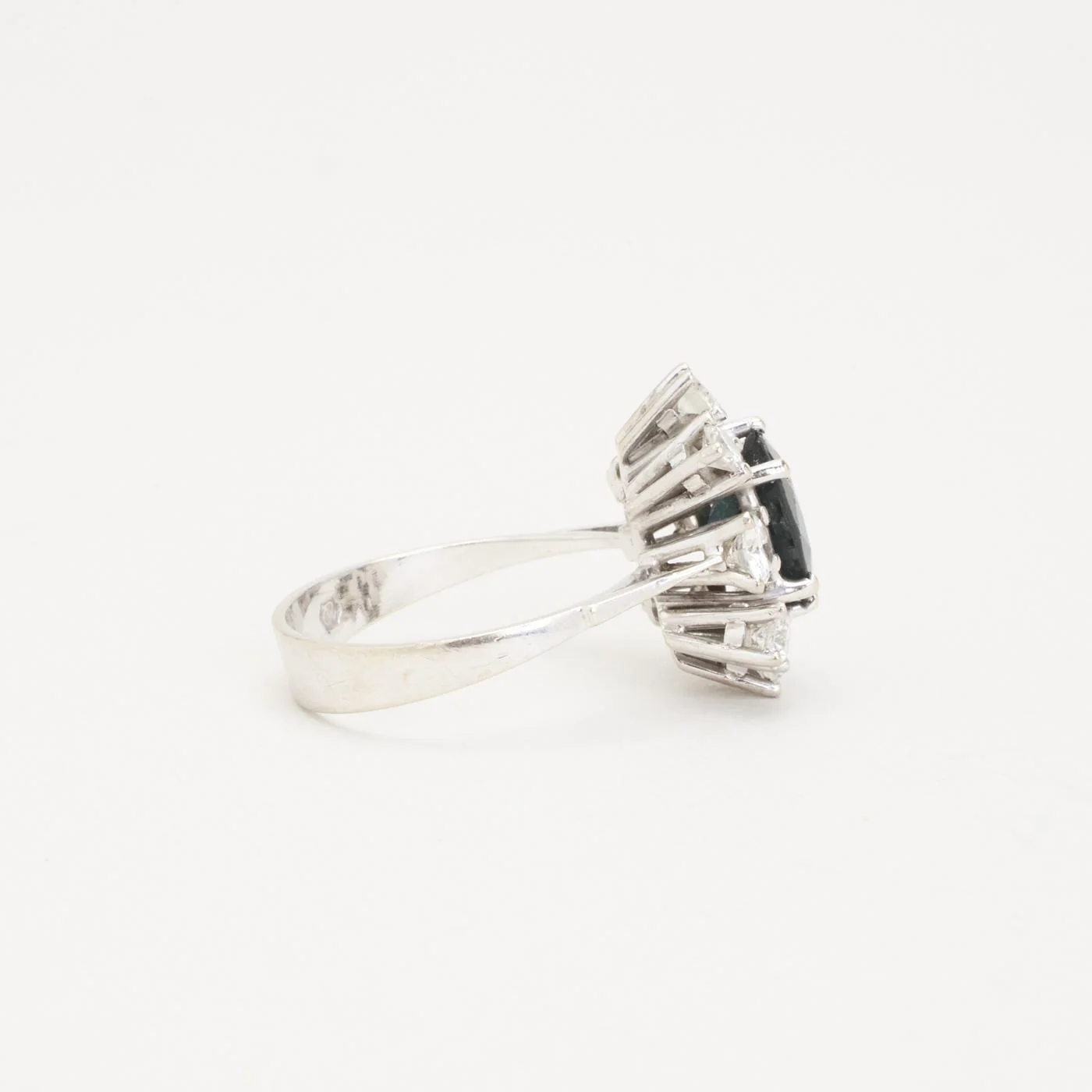 Haloring med diamant (0.8 ct) i 14K vitt guld med en safir strl. 17.2 / strl. 54 - Image 3