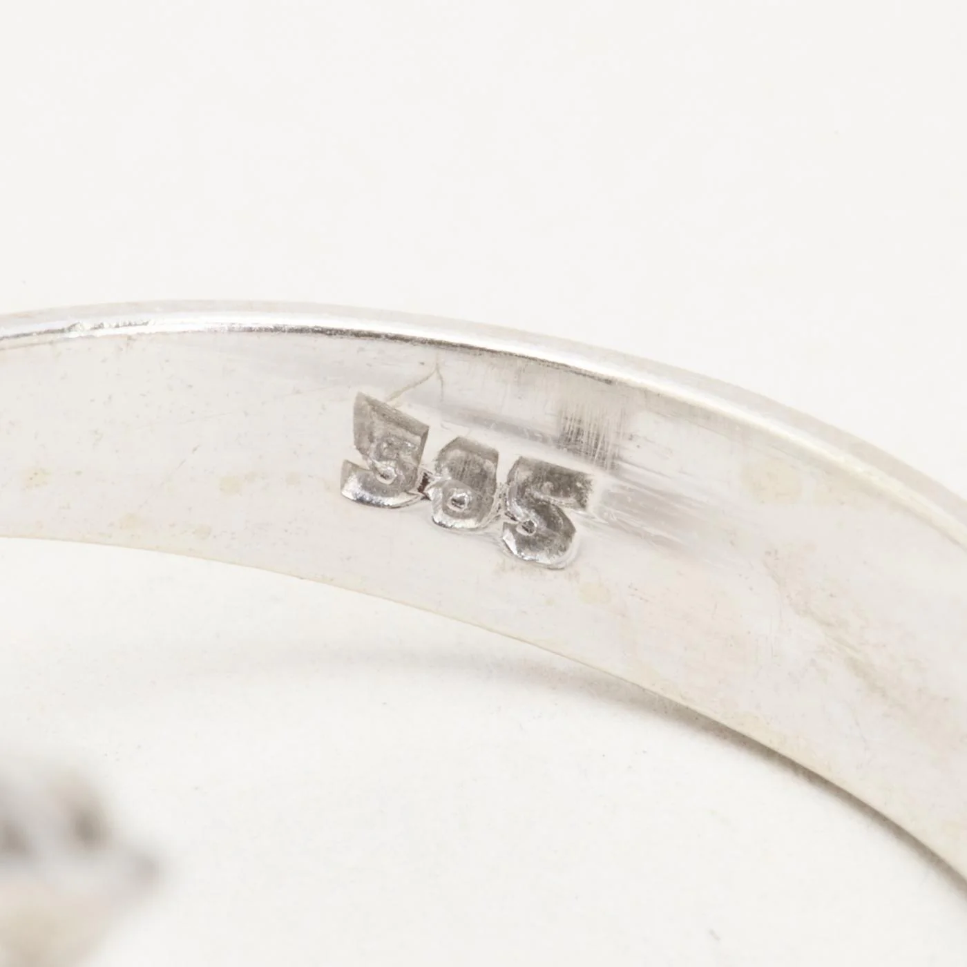Haloring med diamant (0.8 ct) i 14K vitt guld med en safir strl. 17.2 / strl. 54 - Image 6