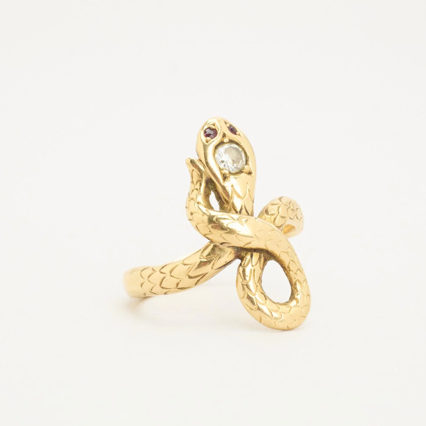 Ormring solitär i 18K guld med en diamant (0.13 ct) och två rubiner, Strl. 17.2 / Strl. 54 - Image 3
