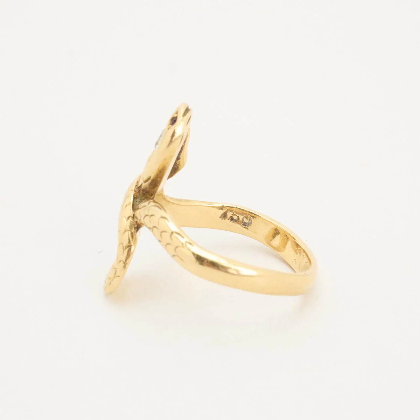 Ormring solitär i 18K guld med en diamant (0.13 ct) och två rubiner, Strl. 17.2 / Strl. 54 - Image 4