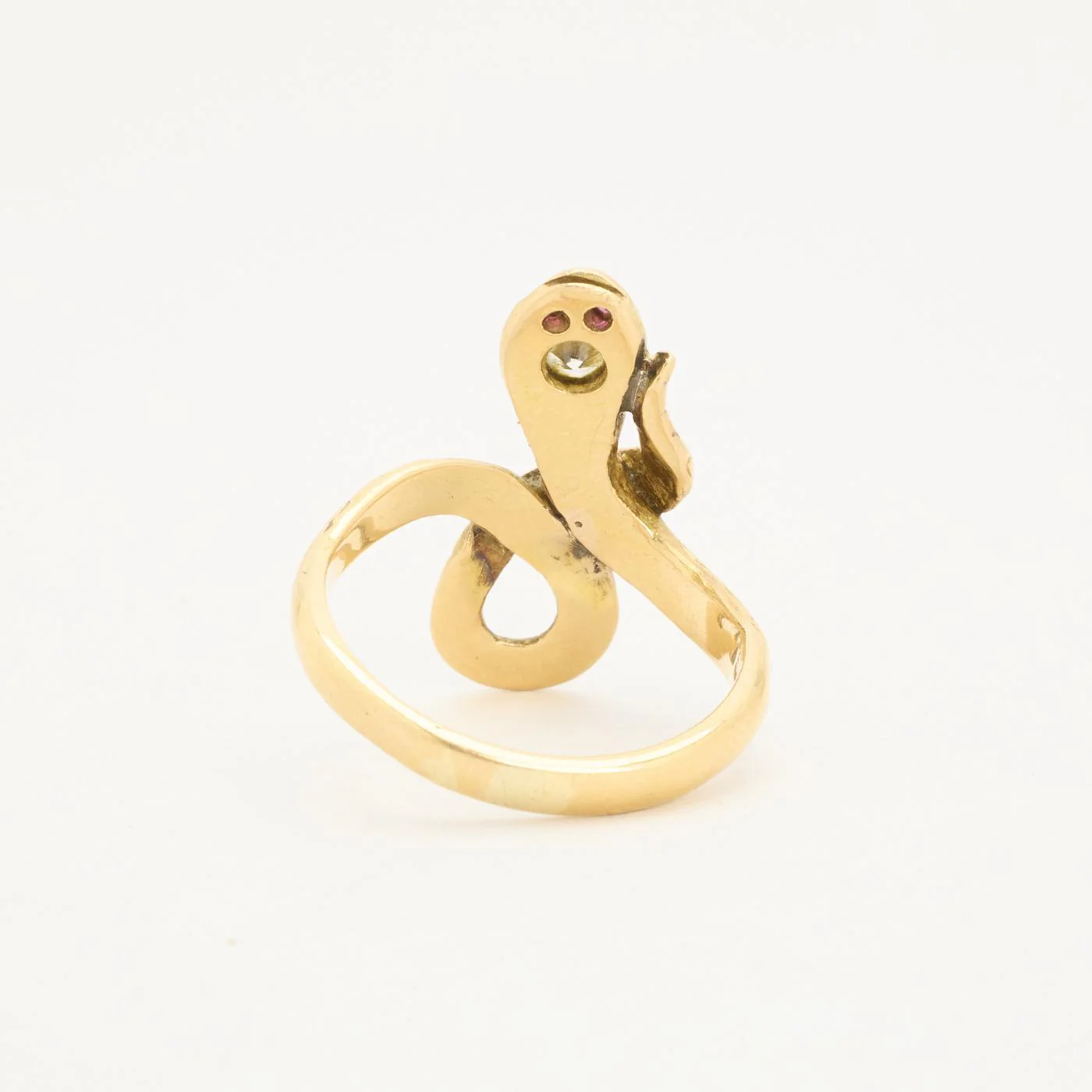 Ormring solitär i 18K guld med en diamant (0.13 ct) och två rubiner, Strl. 17.2 / Strl. 54 - Image 5