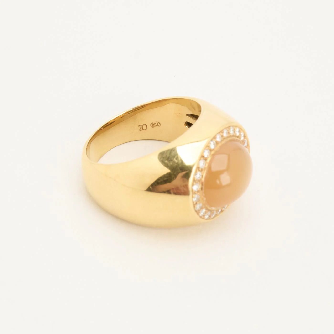 Signetring med diamant (0.16 ct) i 18K guld med en månsten strl. 18.1 / strl. 57 - Image 4