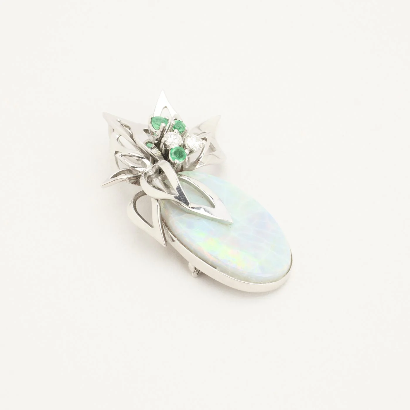Brosch i 18K vitt guld med oval opal och smaragder samt diamanter (0.32 ct), 4.7 cm