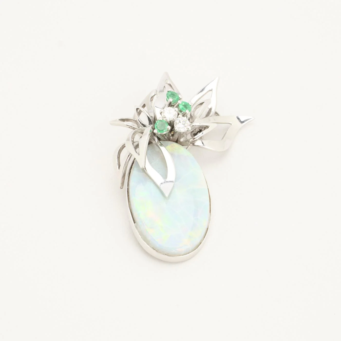 Brosch i 18K vitt guld med oval opal och smaragder samt diamanter (0.32 ct), 4.7 cm - Image 2