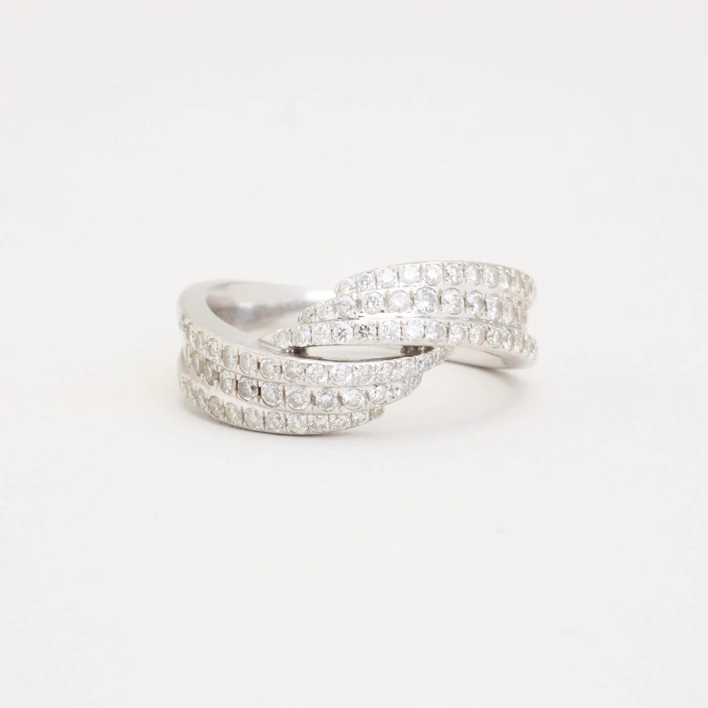 Crossoverring i 14K vitguld med diamanter (0.92 ct), Strl. 17.8 / Strl. 56