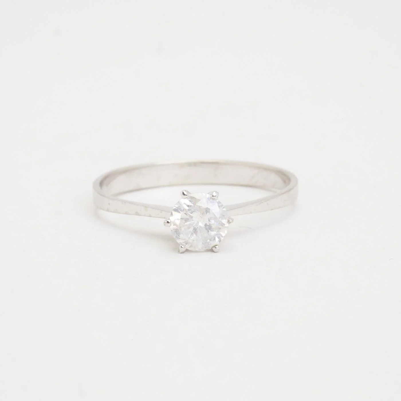 Solitärring med diamant (0.54 ct) i 14K vitt guld strl. 17.8 / strl. 56