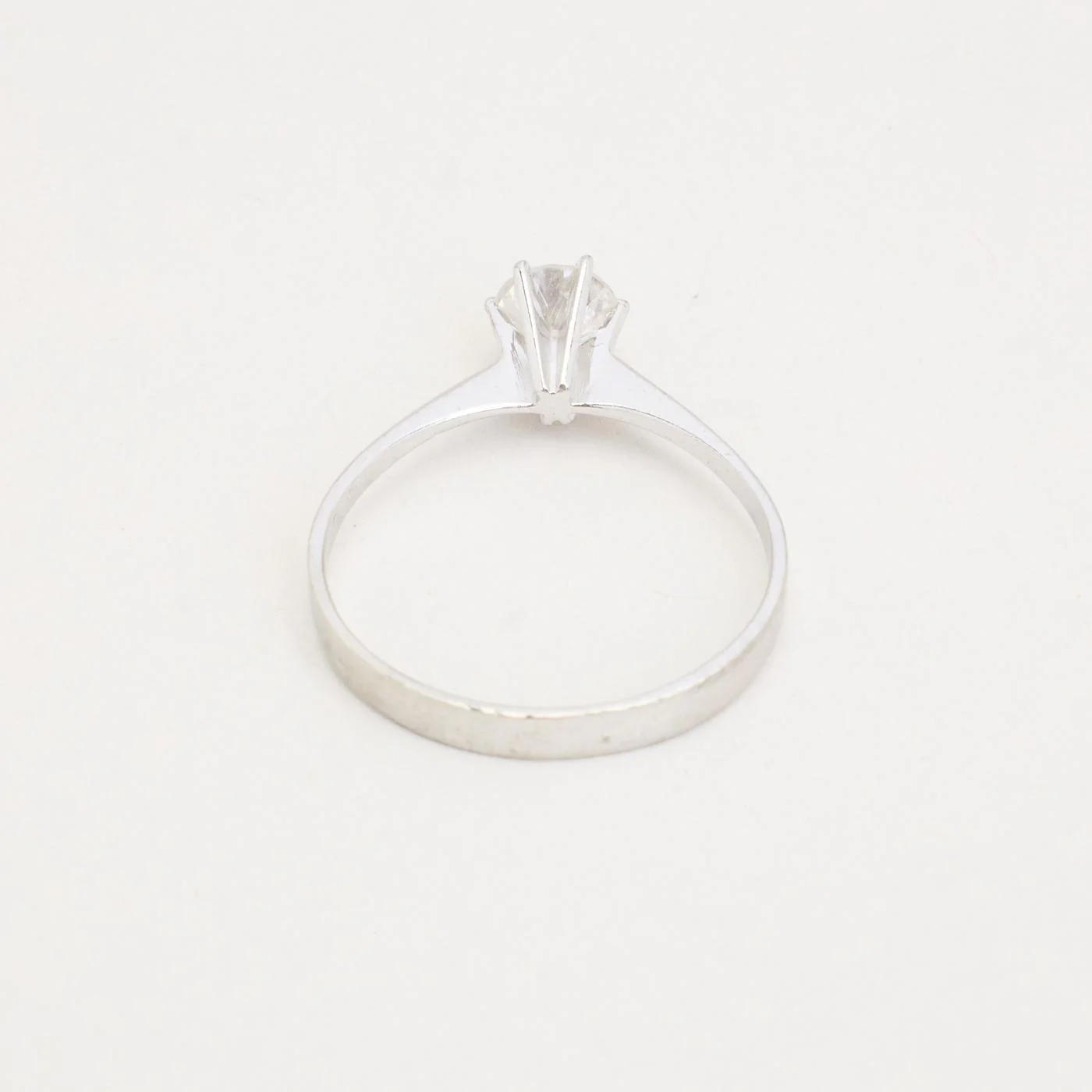 Solitärring med diamant (0.54 ct) i 14K vitt guld strl. 17.8 / strl. 56 - Image 3