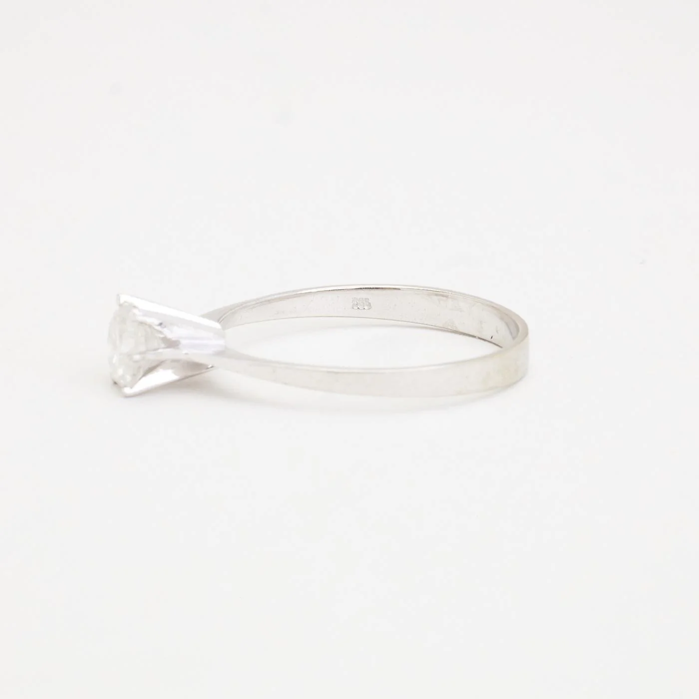 Solitärring med diamant (0.54 ct) i 14K vitt guld strl. 17.8 / strl. 56 - Image 4