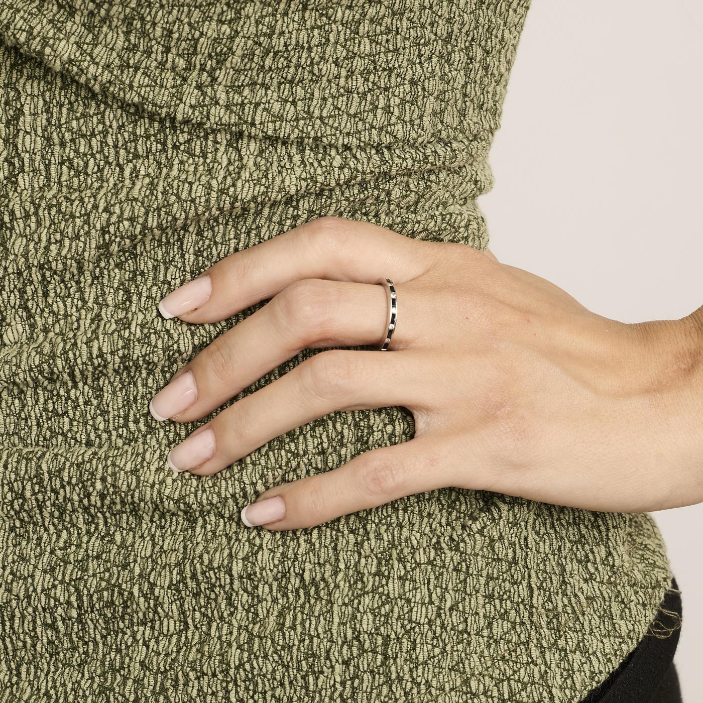 Alliansring i 14K vitt guld med diamanter (0.05 ct) och safirer, Str. 51