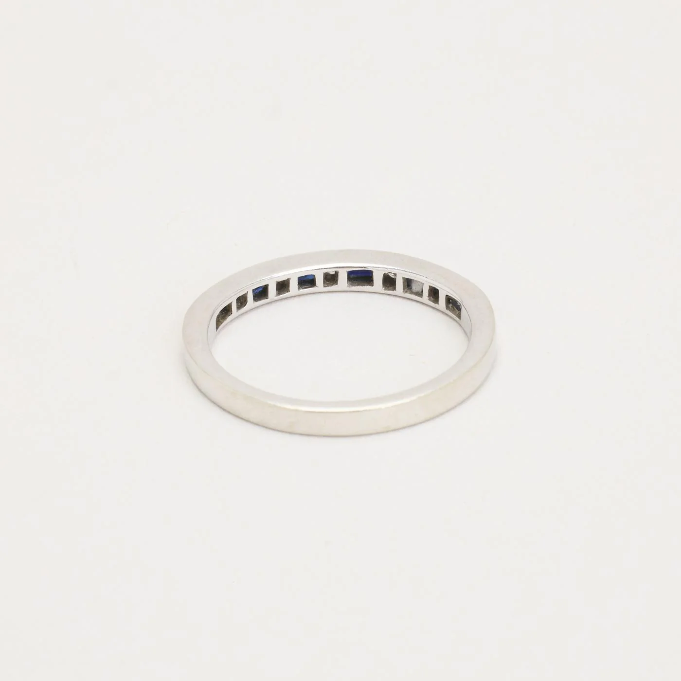 Alliansring i 14K vitt guld med diamanter (0.05 ct) och safirer, Str. 51 - Image 4