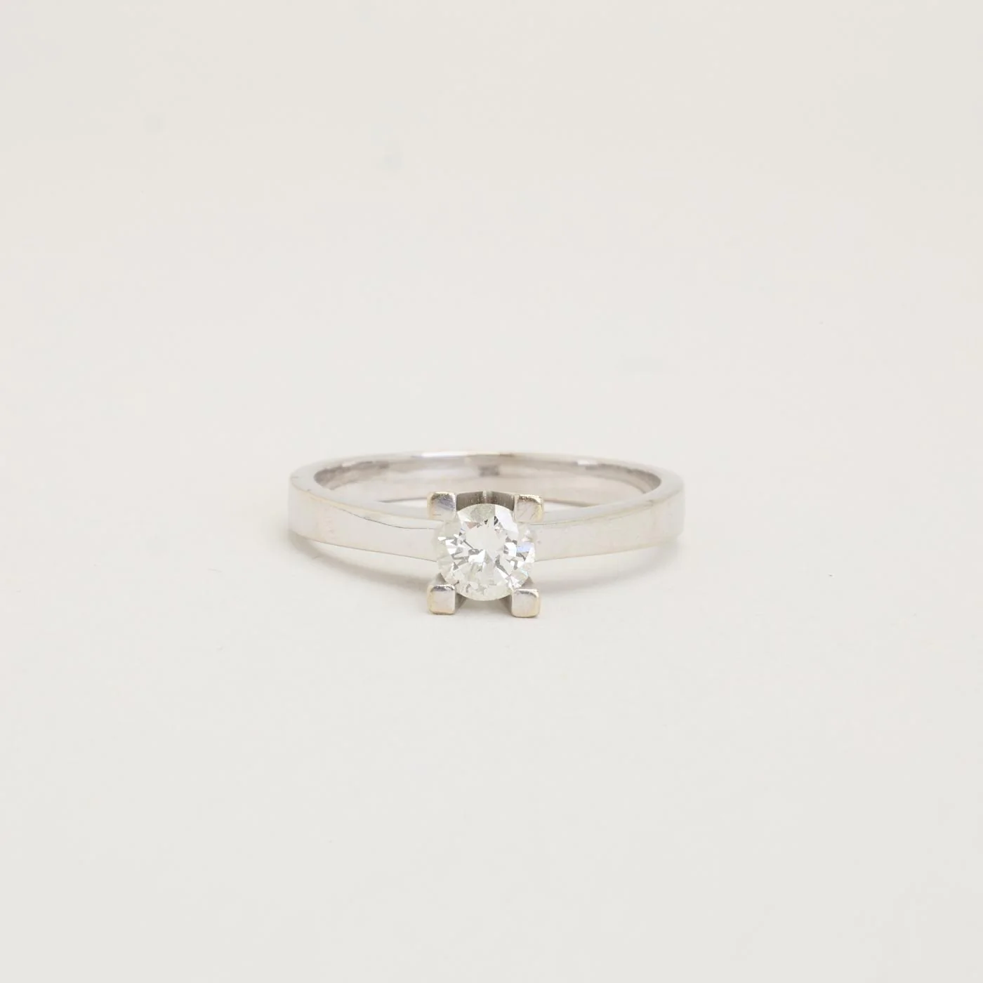 Solitärring med diamant (0.51 ct) i 18K vitt guld strl. 18.1 / strl. 57