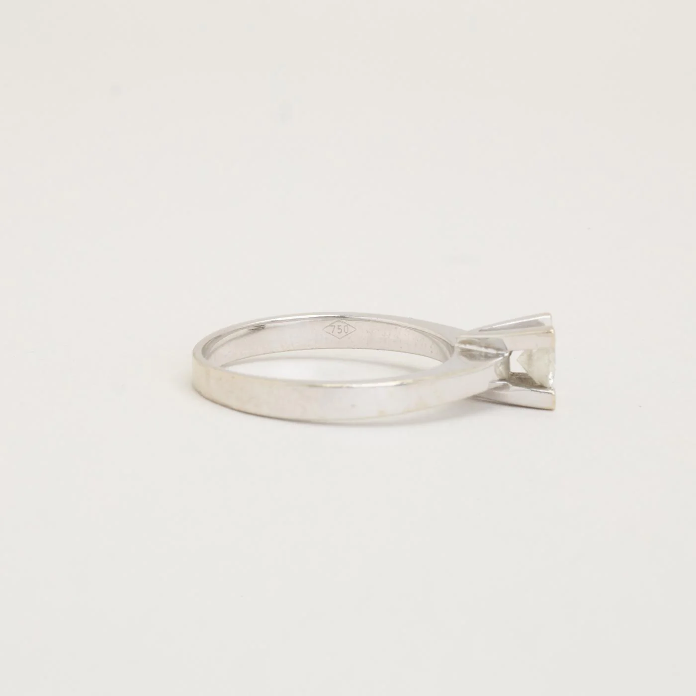 Solitärring med diamant (0.51 ct) i 18K vitt guld strl. 18.1 / strl. 57 - Image 3