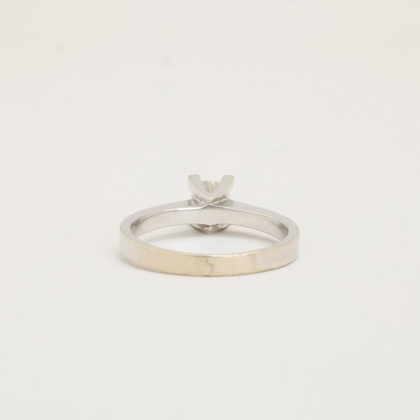 Solitärring med diamant (0.51 ct) i 18K vitt guld strl. 18.1 / strl. 57 - Image 4