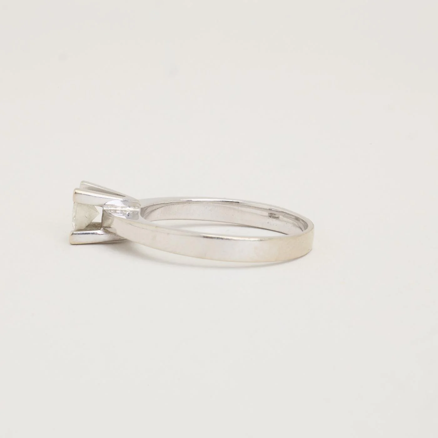 Solitärring med diamant (0.51 ct) i 18K vitt guld strl. 18.1 / strl. 57 - Image 5