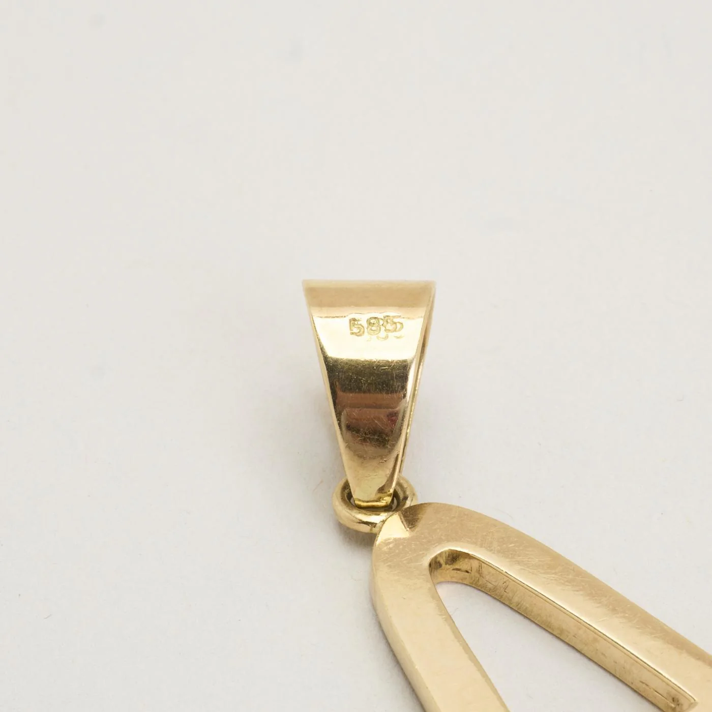 Bokstavshänge med diamant (0.92 ct) i 14K guld, 4.3 cm, 8.85 g - Image 4