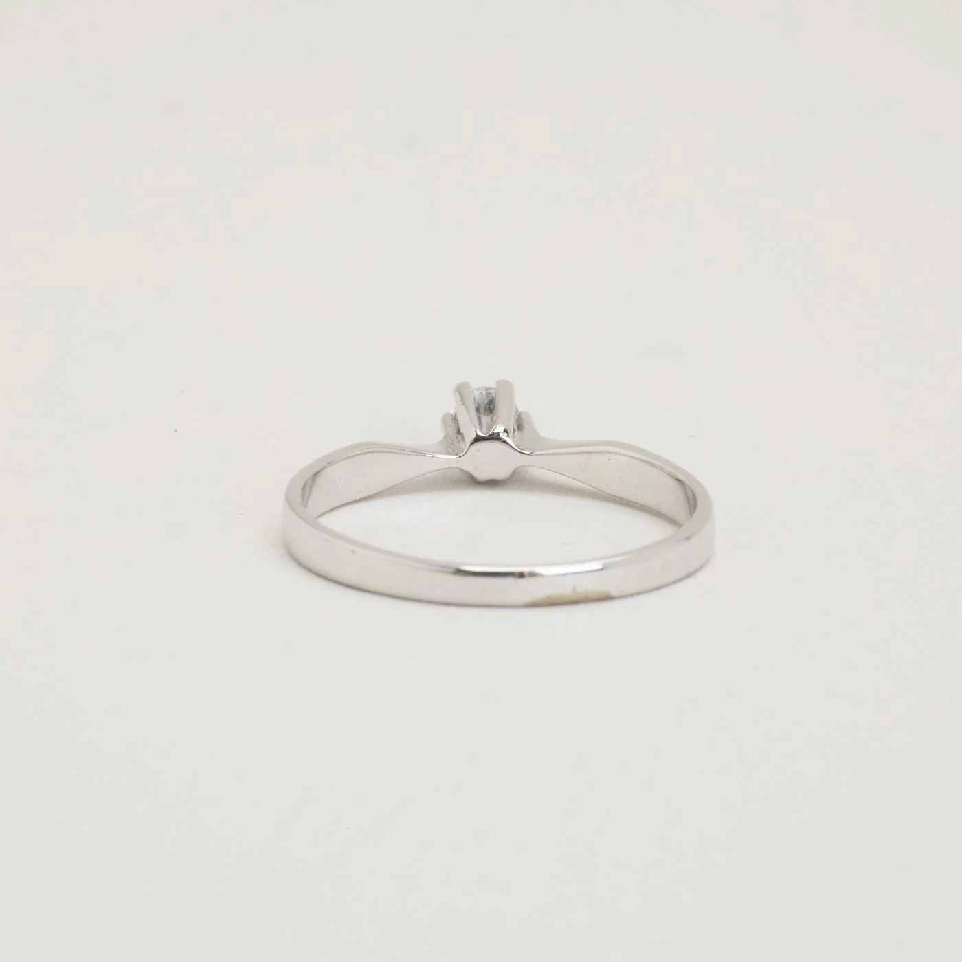 Solitärring i 14K vitt guld med en diamant (0,13 ct), Strl. 18.1 - 18.5 / Strl. 57 - 58 - Image 4