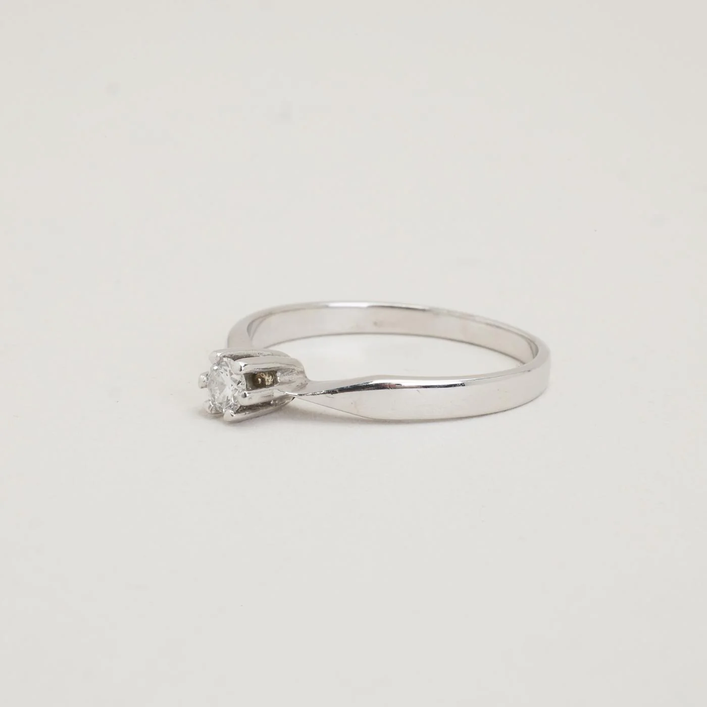 Solitärring i 14K vitt guld med en diamant (0,13 ct), Strl. 18.1 - 18.5 / Strl. 57 - 58 - Image 5
