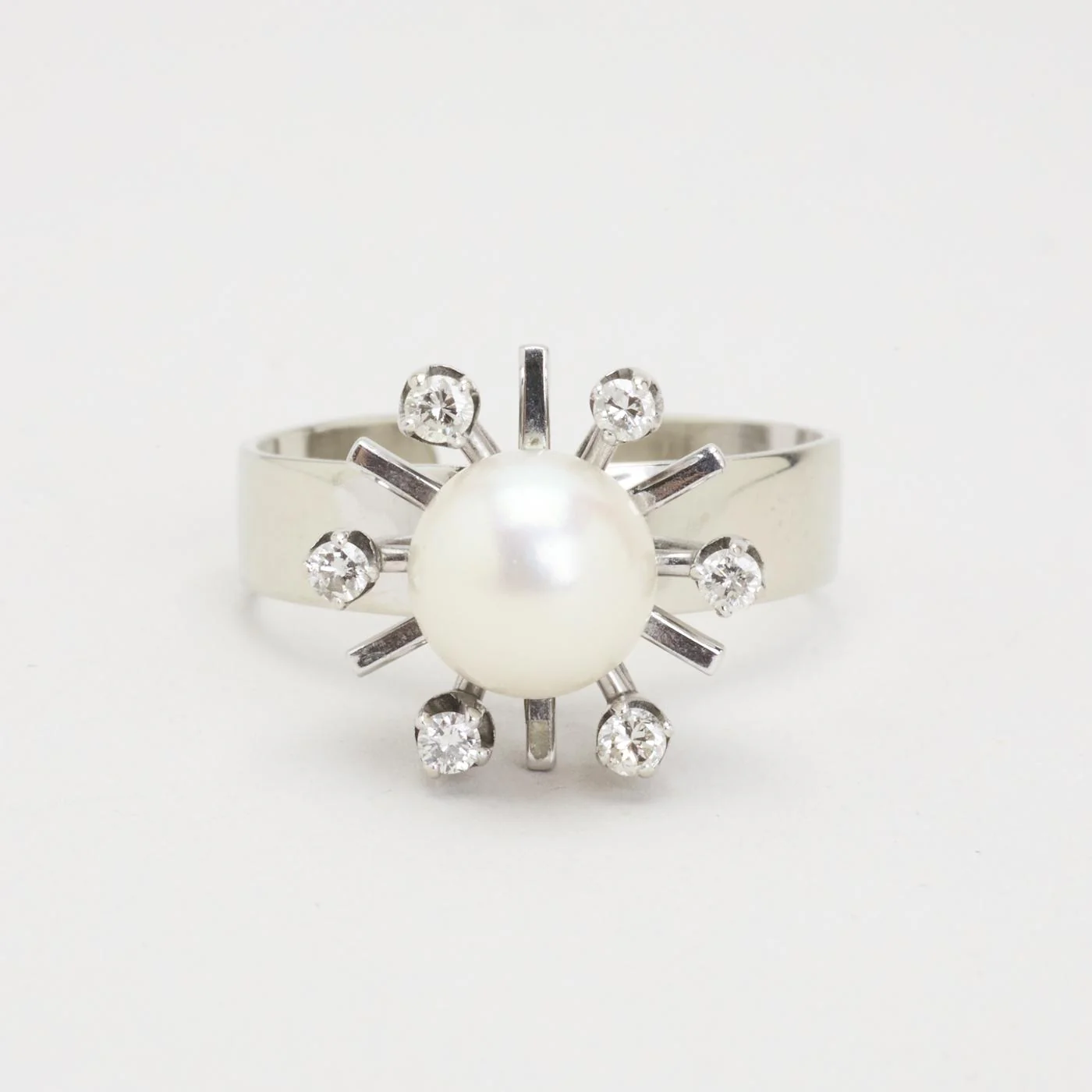 Pärlring med diamant (0.16 ct) i 18K vitt guld med en pärla strl. 18.5 / strl. 58