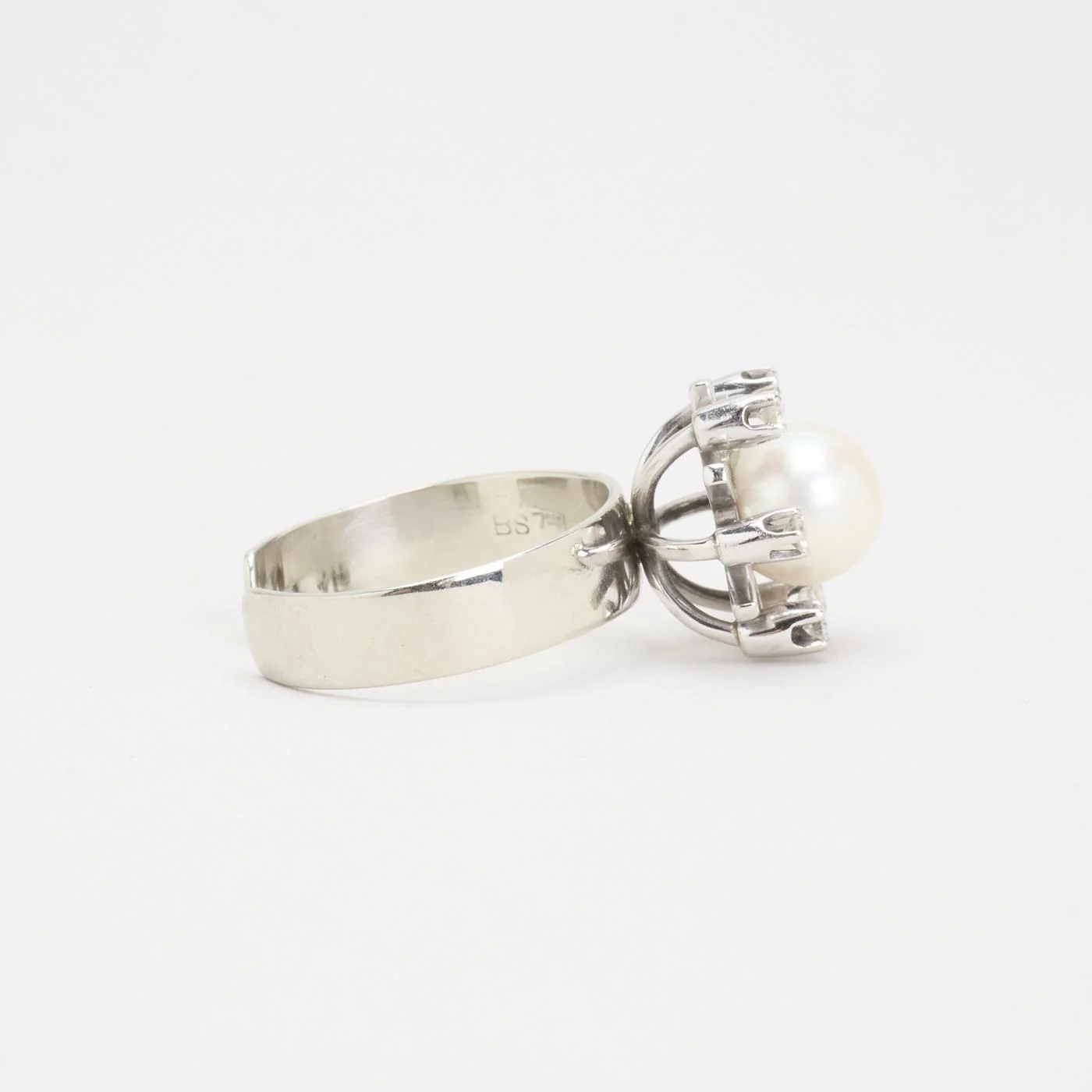 Pärlring med diamant (0.16 ct) i 18K vitt guld med en pärla strl. 18.5 / strl. 58 - Image 3