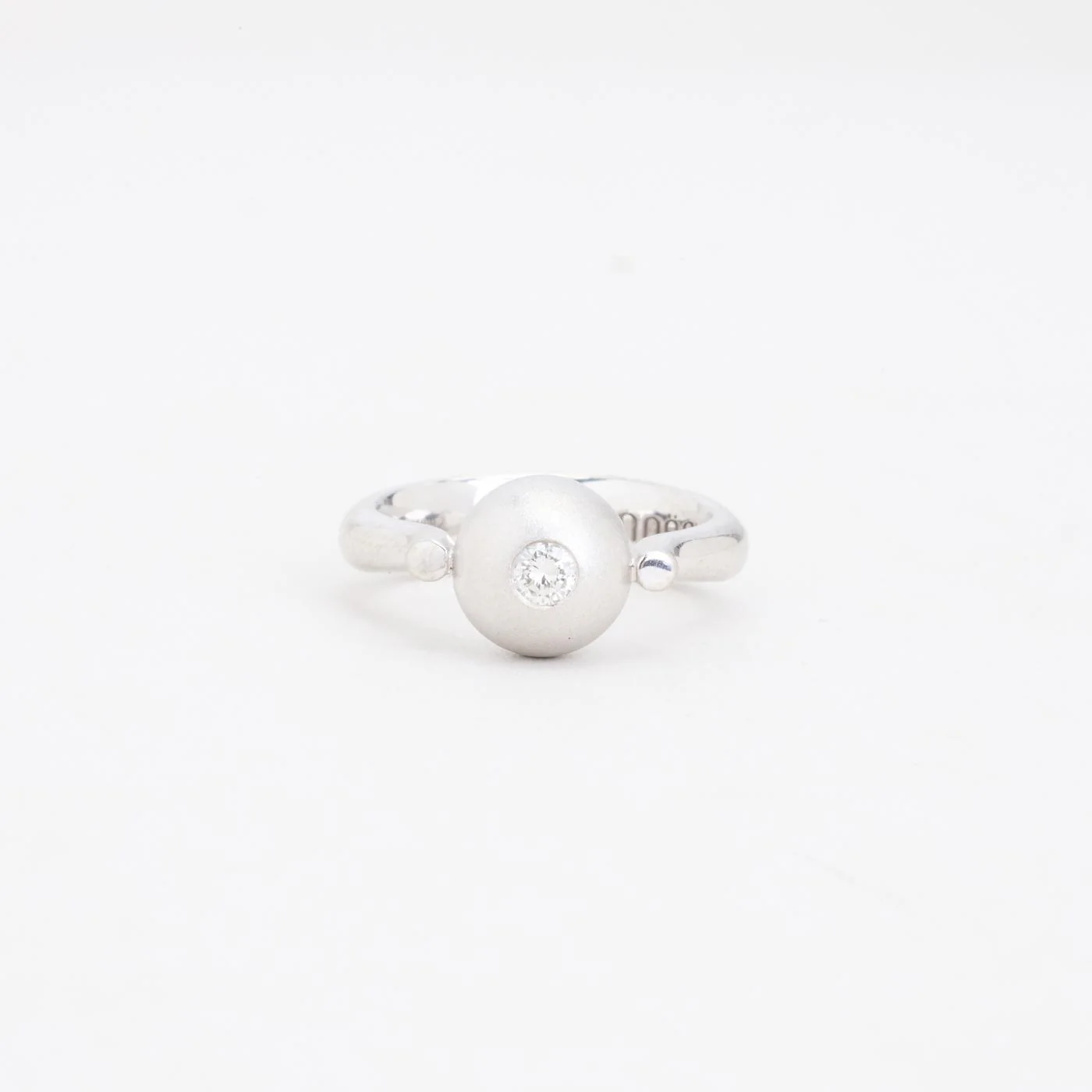 Noën solitärring med diamant (0.1 ct) i 14K vitt guld strl. 15.9 - 16.2 / strl. 50 - 51