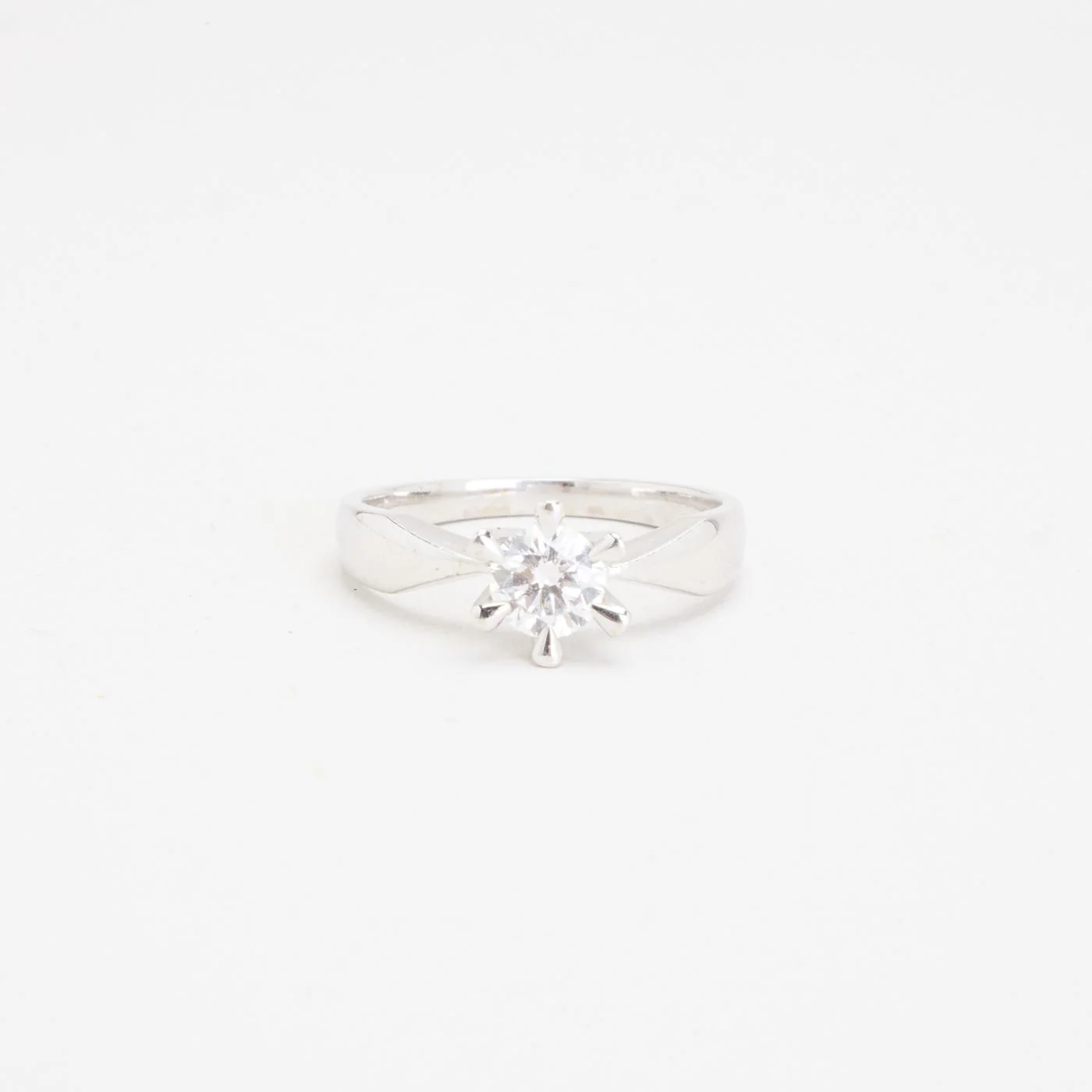 Solitärring med diamant (0.59 ct) i 14K vitt guld strl. 17.2 / strl. 54