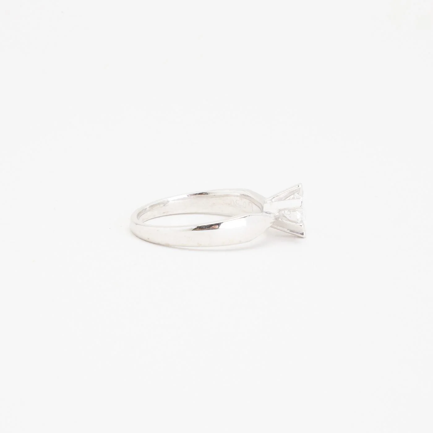Solitärring med diamant (0.59 ct) i 14K vitt guld strl. 17.2 / strl. 54 - Image 3