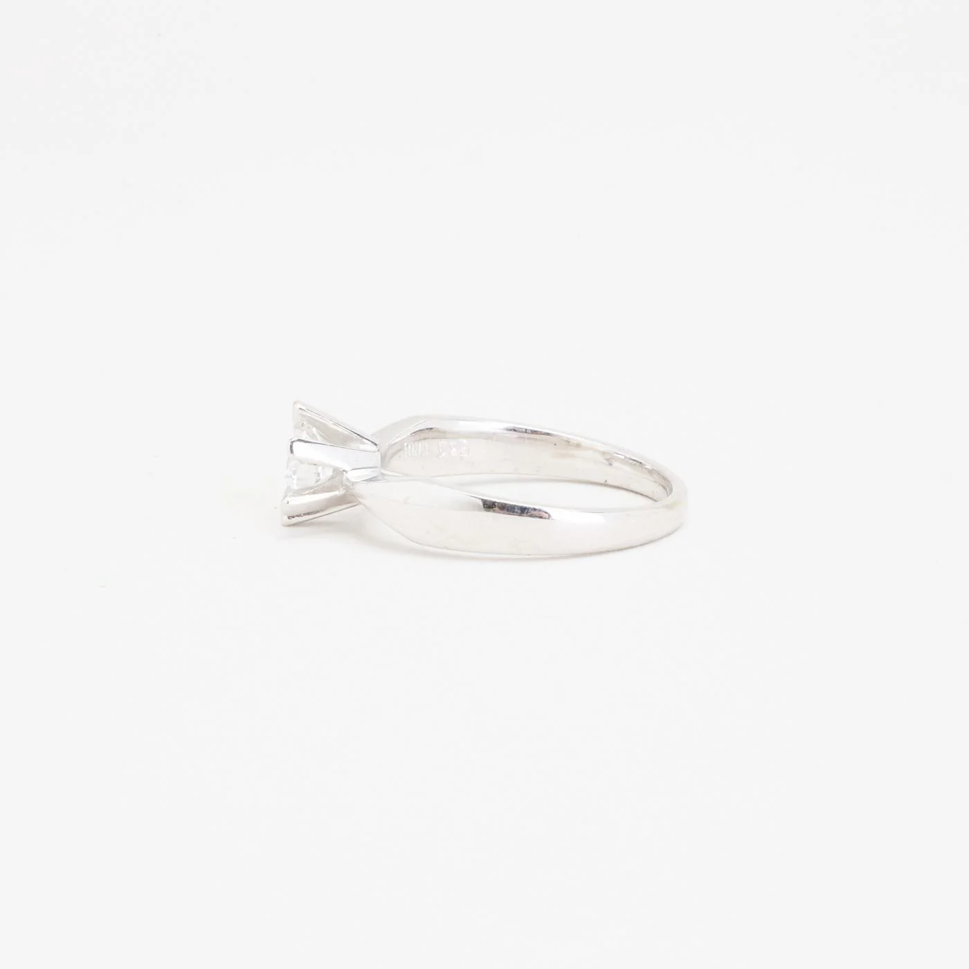 Solitärring med diamant (0.59 ct) i 14K vitt guld strl. 17.2 / strl. 54 - Image 5