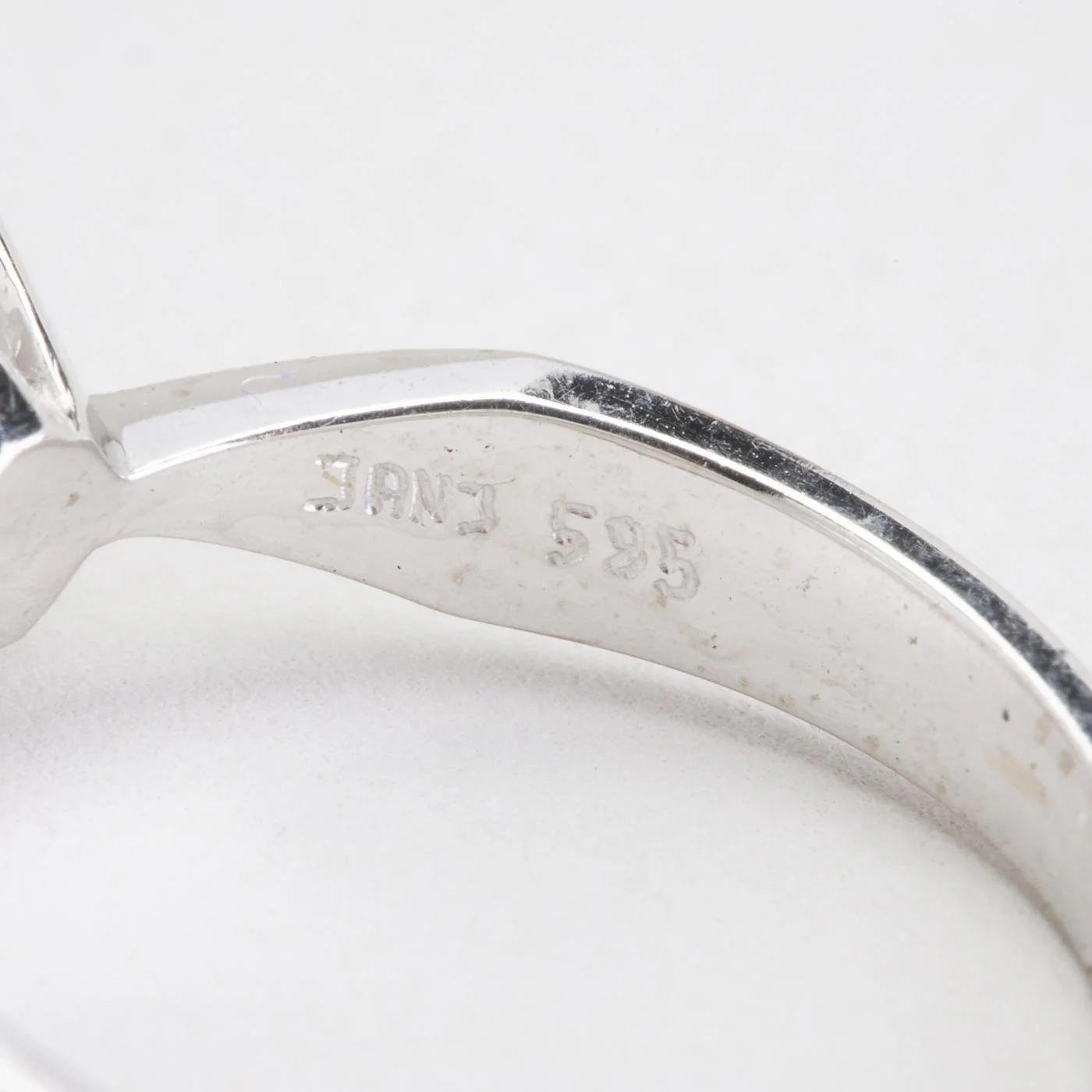 Solitärring med diamant (0.59 ct) i 14K vitt guld strl. 17.2 / strl. 54 - Image 6