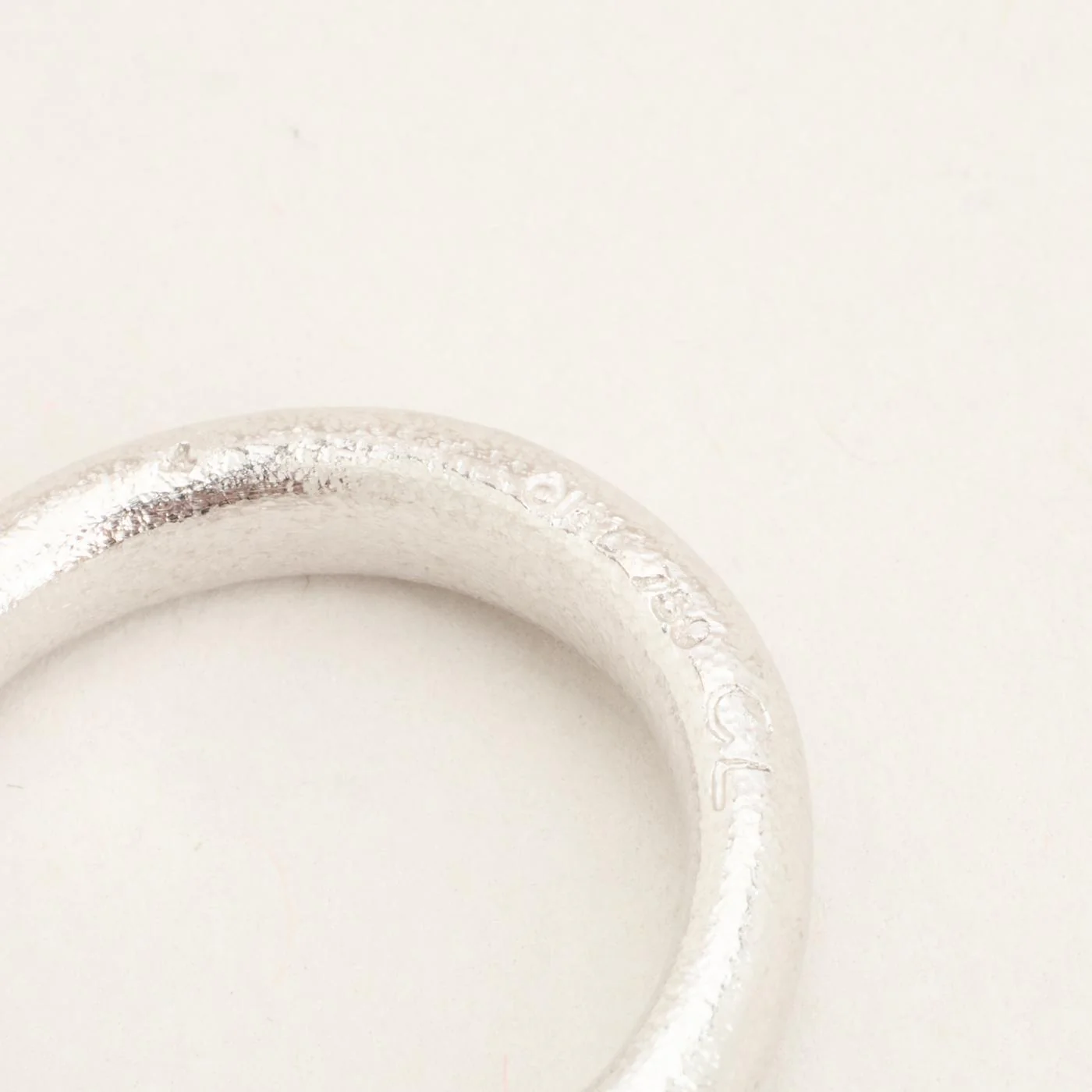 Ole Lynggaard Love band med diamant (0.06 ct) i 18K vitt guld strl. 17.5 / strl. 55 - Image 7