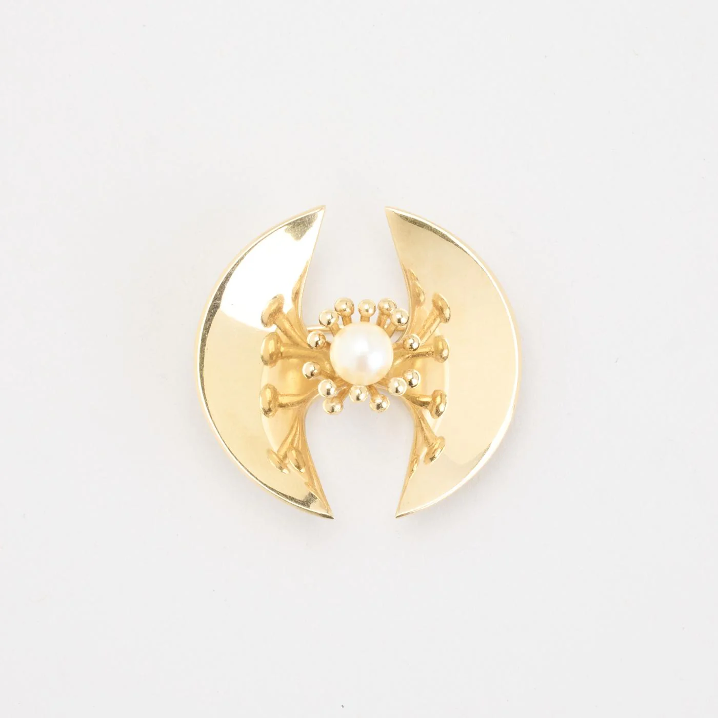 Ole Lynggaard Brosch i 14K guld med en pärla, 3.4 cm, 11.14 g