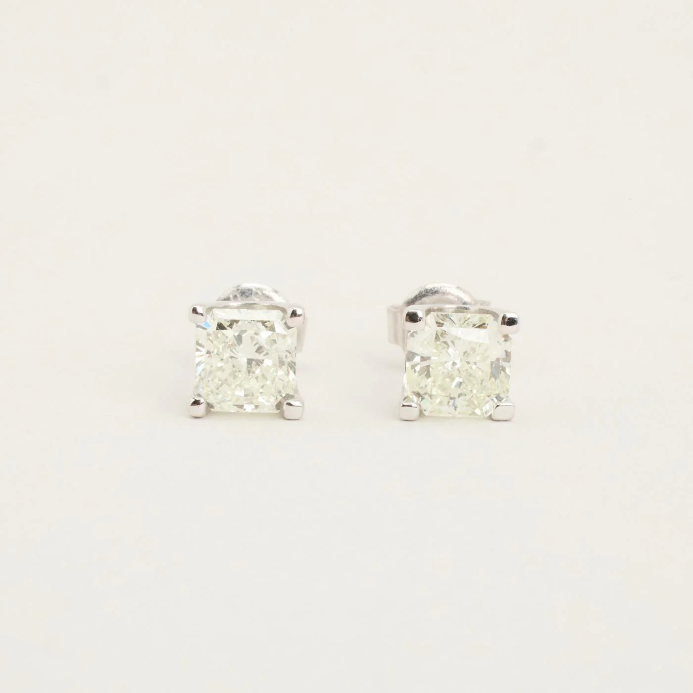 Solitär örhängen med diamant (2.02 ct) i 18K vitt guld, 0.6 cm, - Image 2